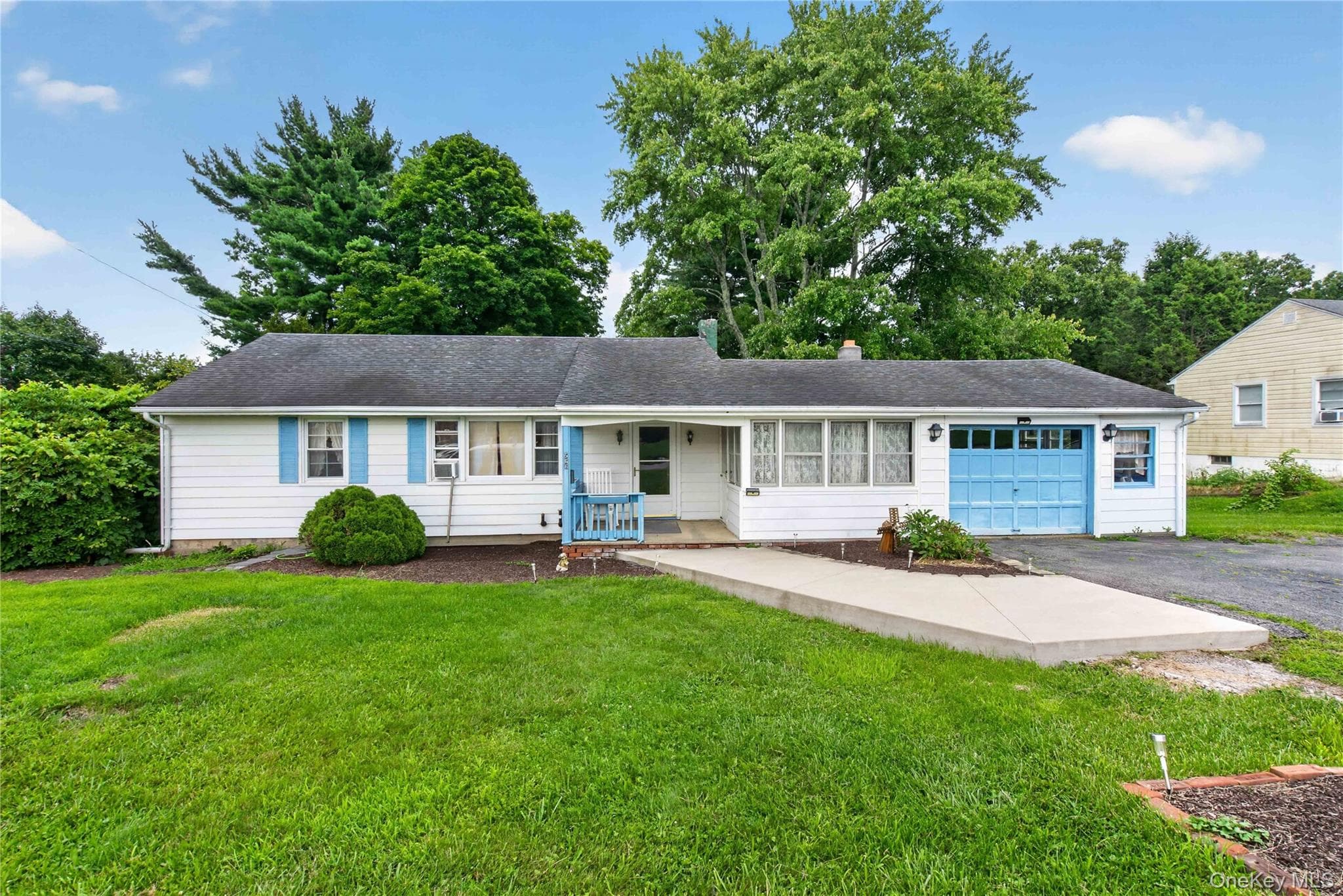 566 Lakeside Road photo 1