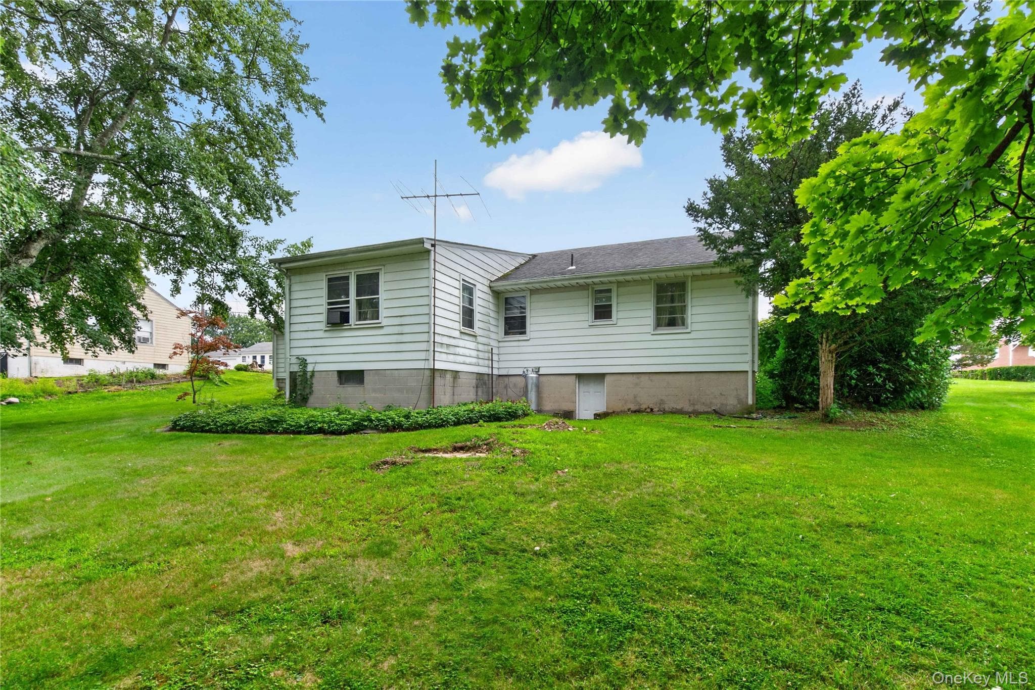 566 Lakeside Road thumbnail 4