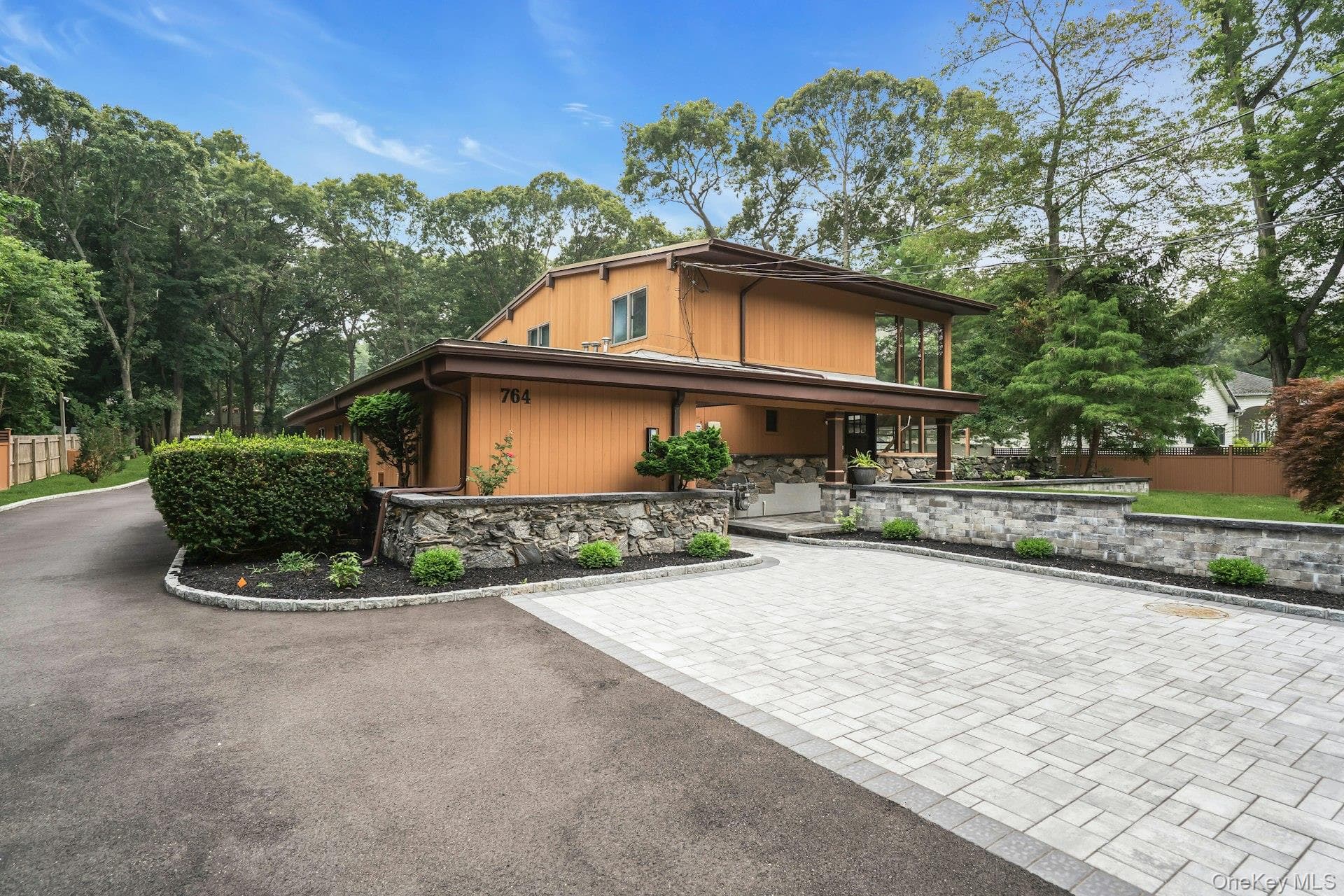 764 Vanderbilt Parkway thumbnail 2