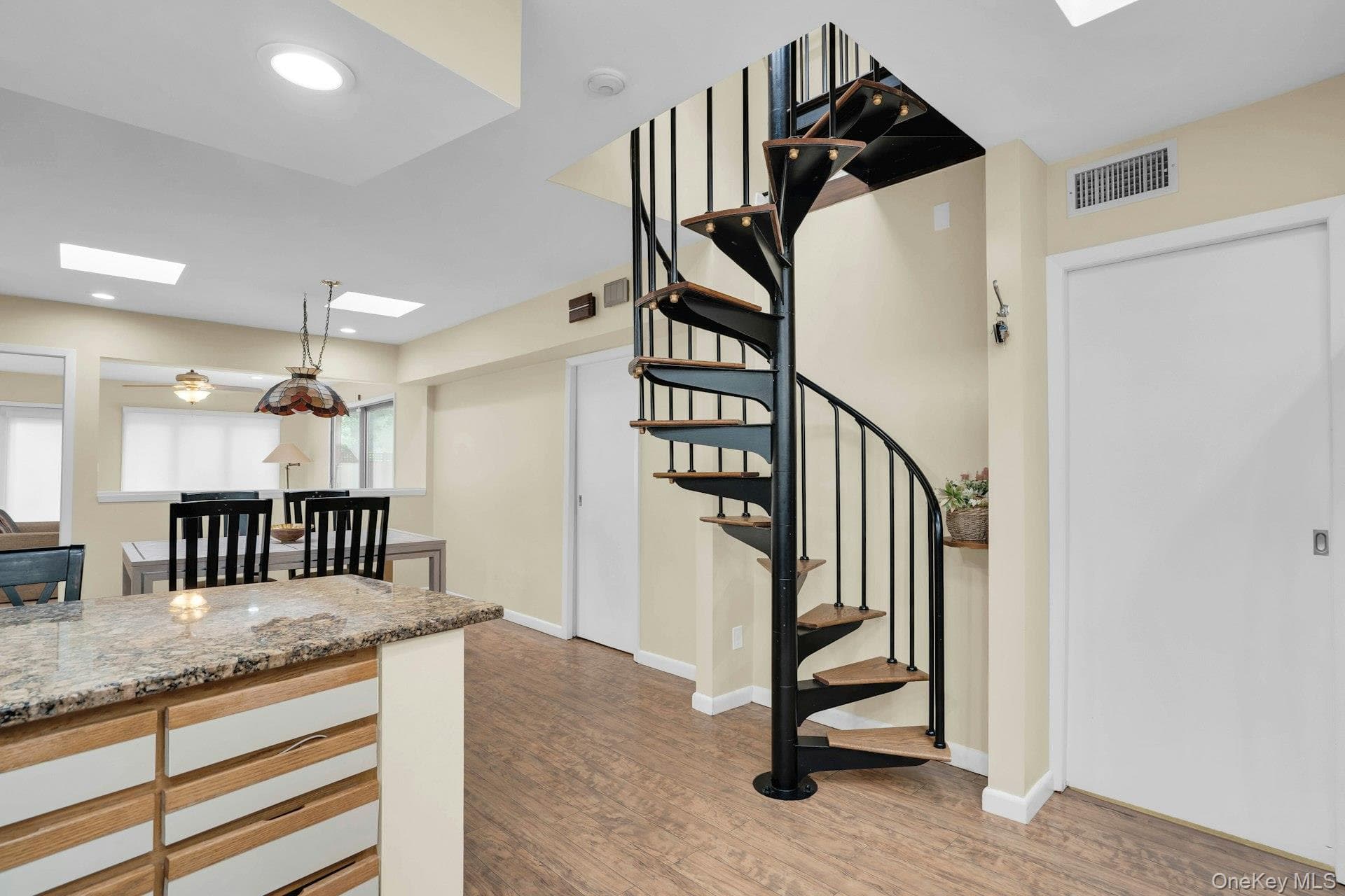 764 Vanderbilt Parkway thumbnail 20