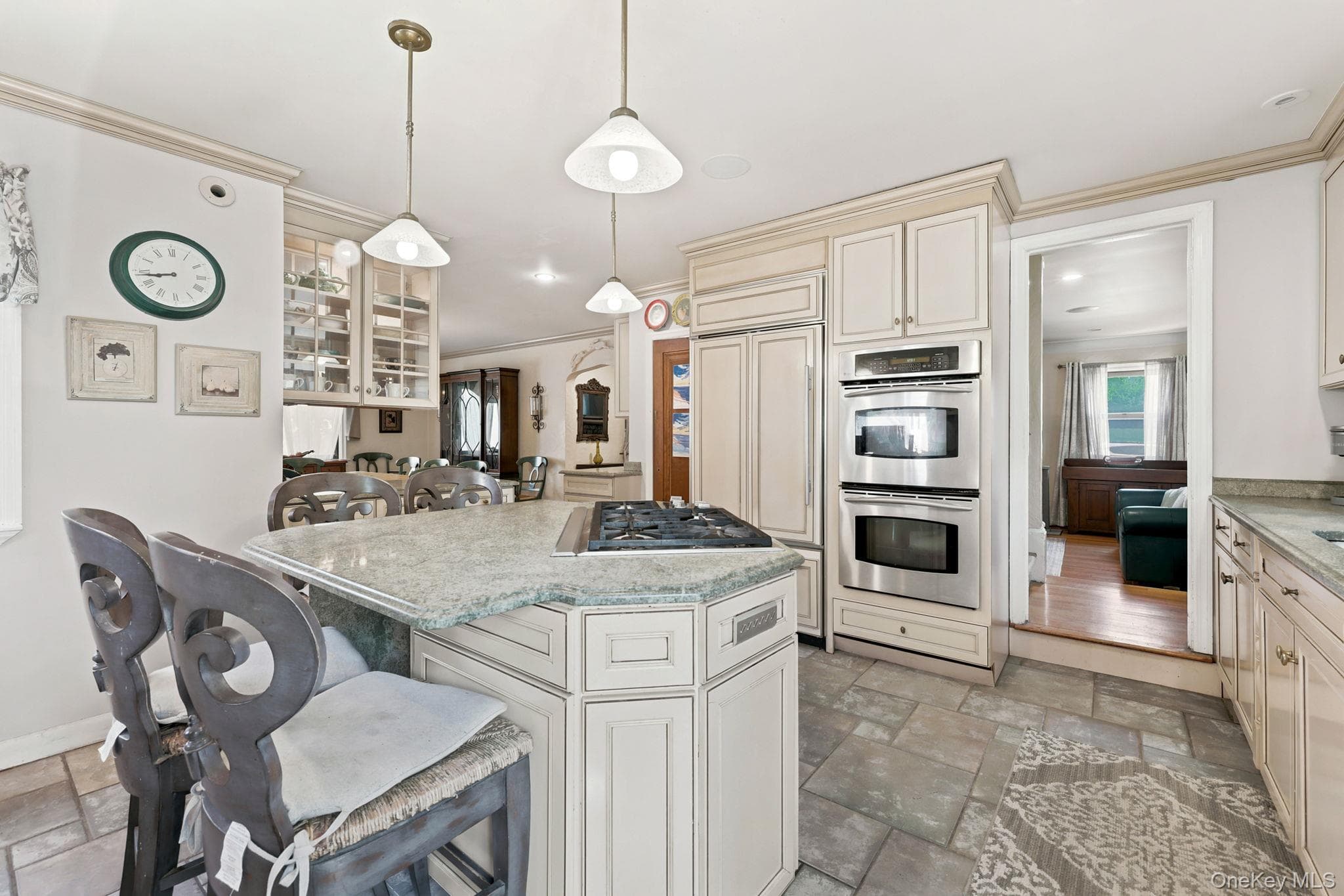 873 James Street thumbnail 4
