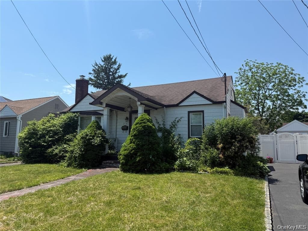 218 Park Avenue, Hicksville