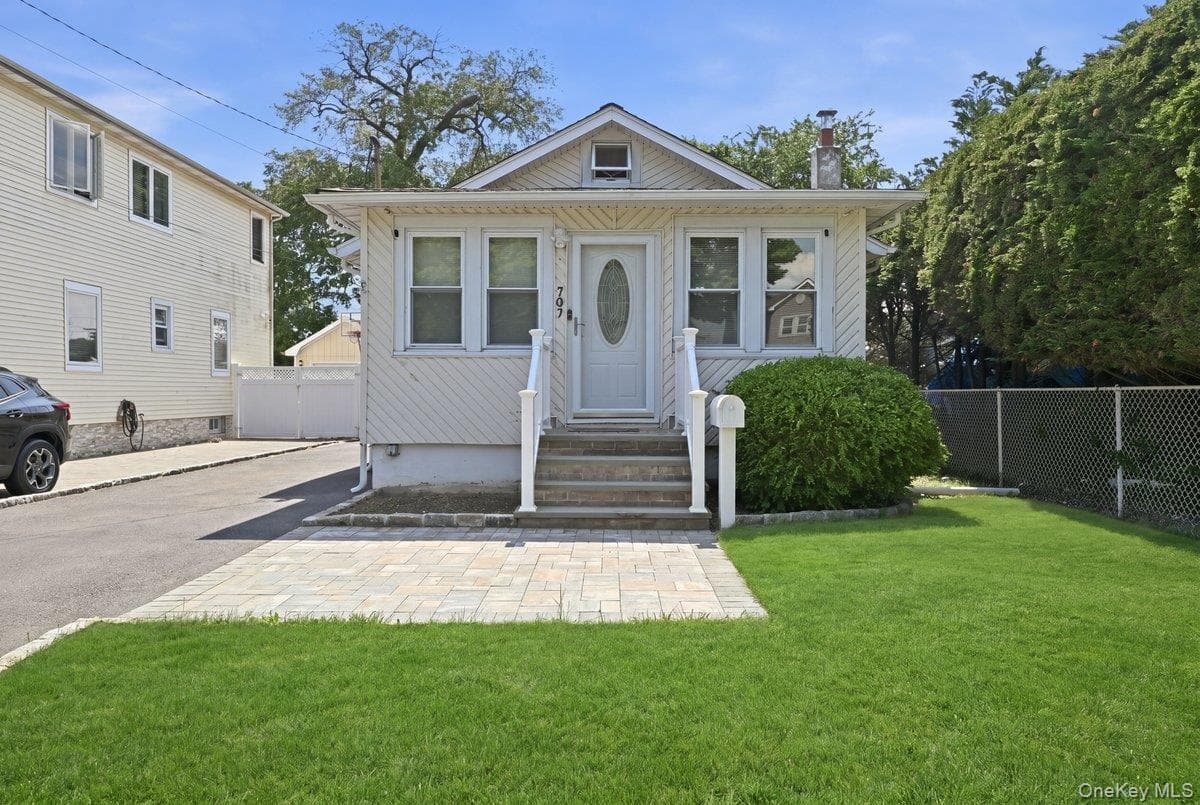 707 5th Street, Lindenhurst