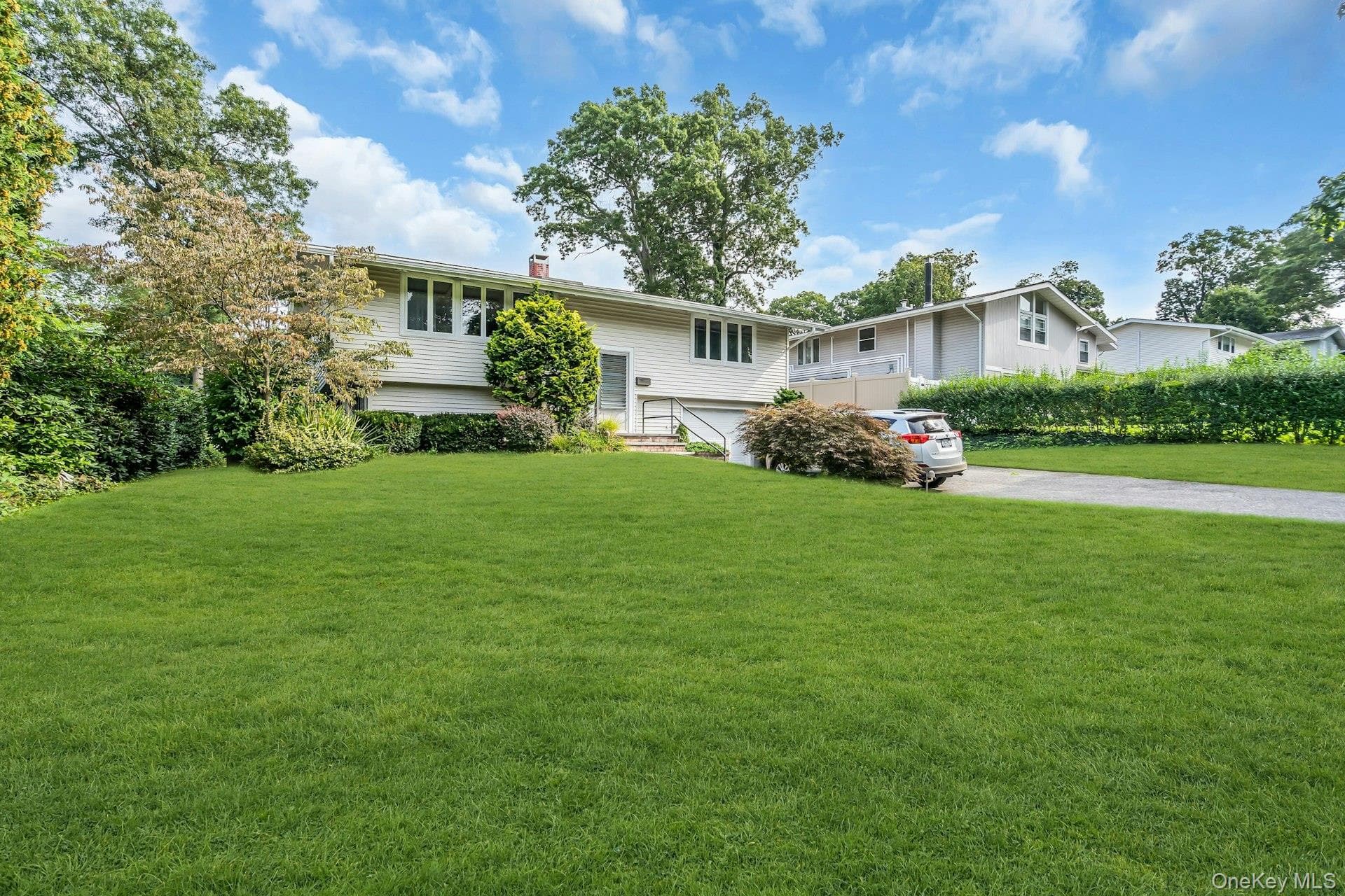 23 Redleaf Lane, Commack