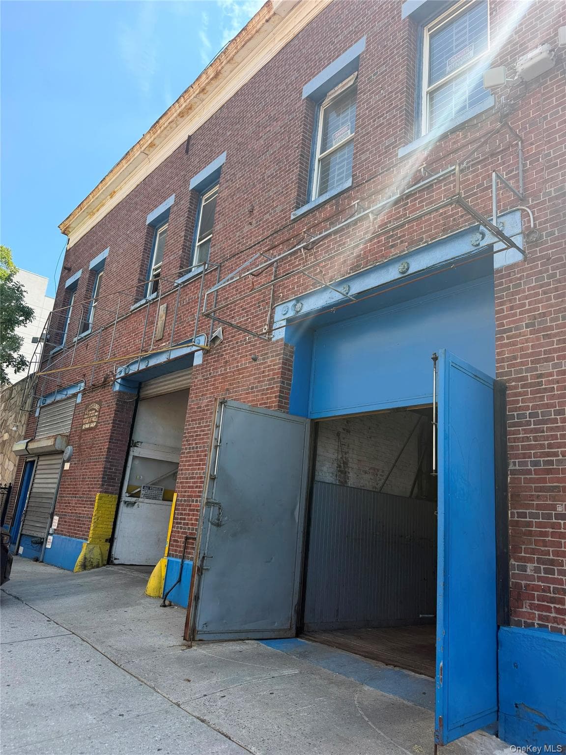 3136 Webster Avenue thumbnail 2