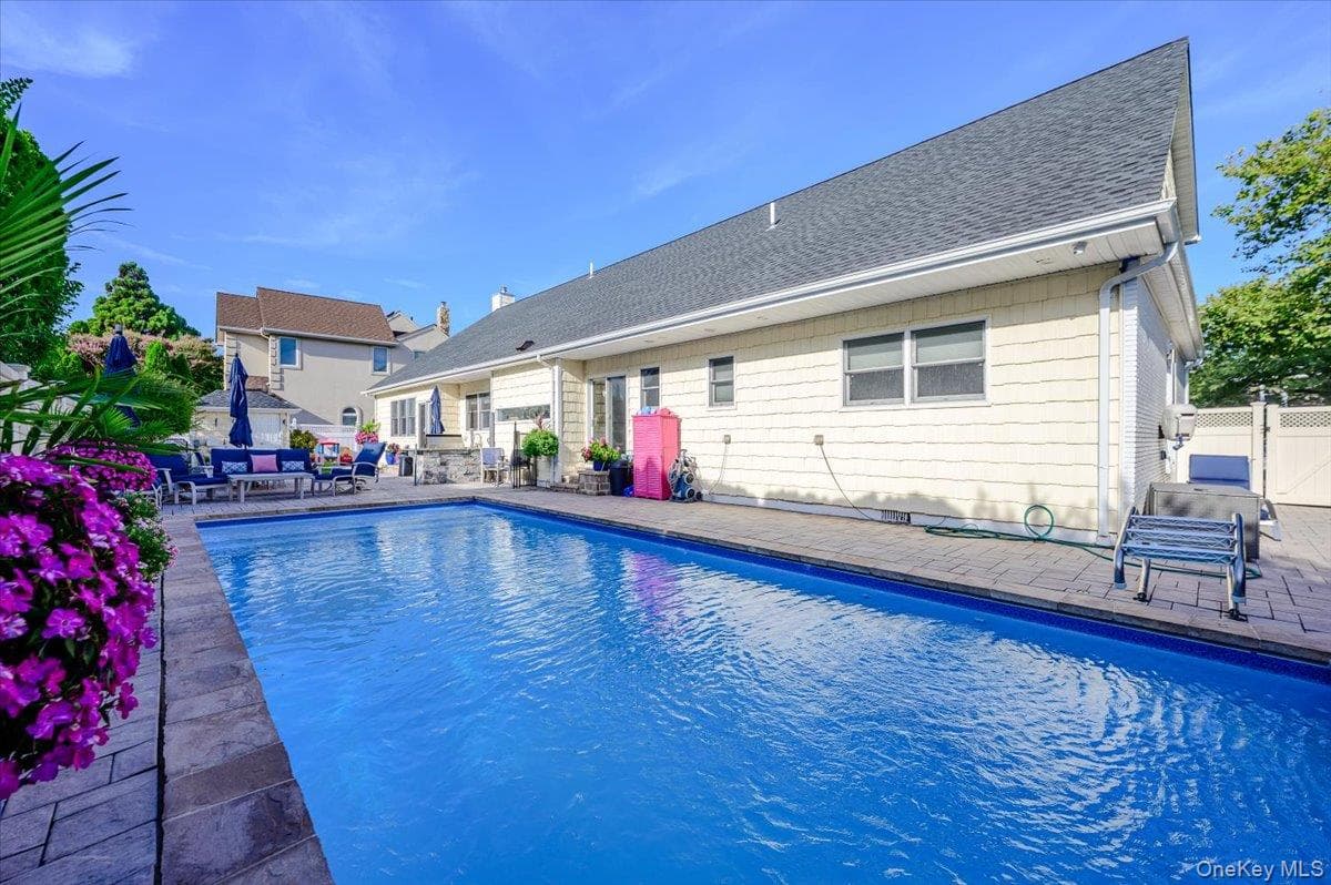 85 Suffolk Boulevard thumbnail 39