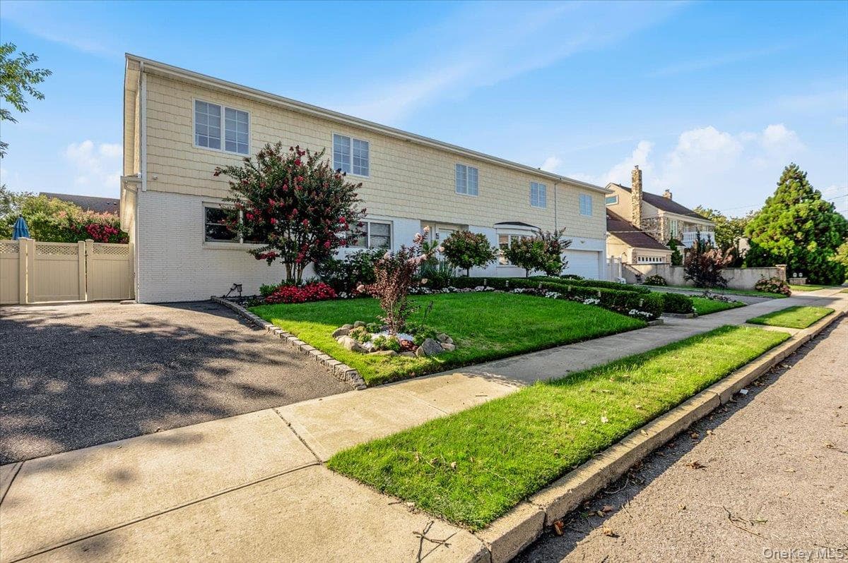 85 Suffolk Boulevard thumbnail 2