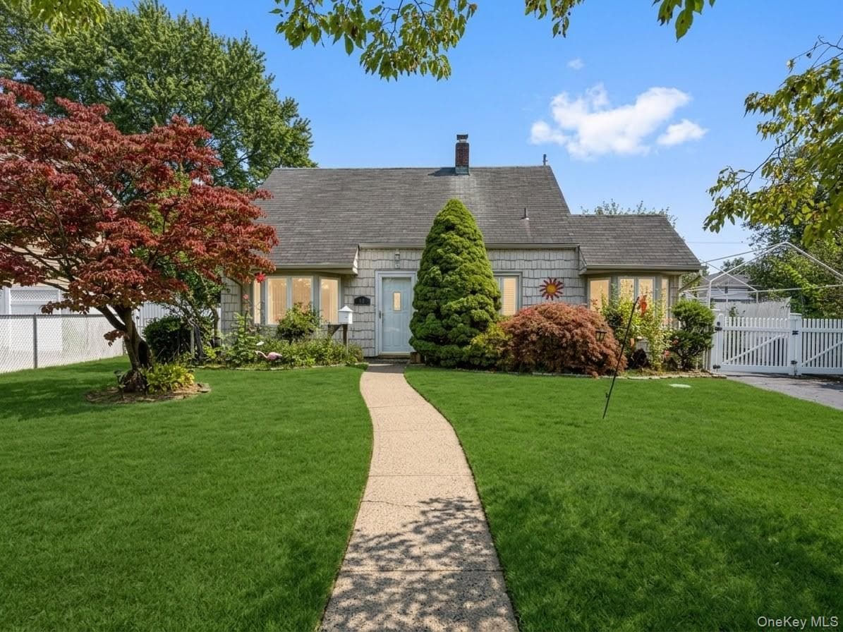 19 Curve Lane, Levittown