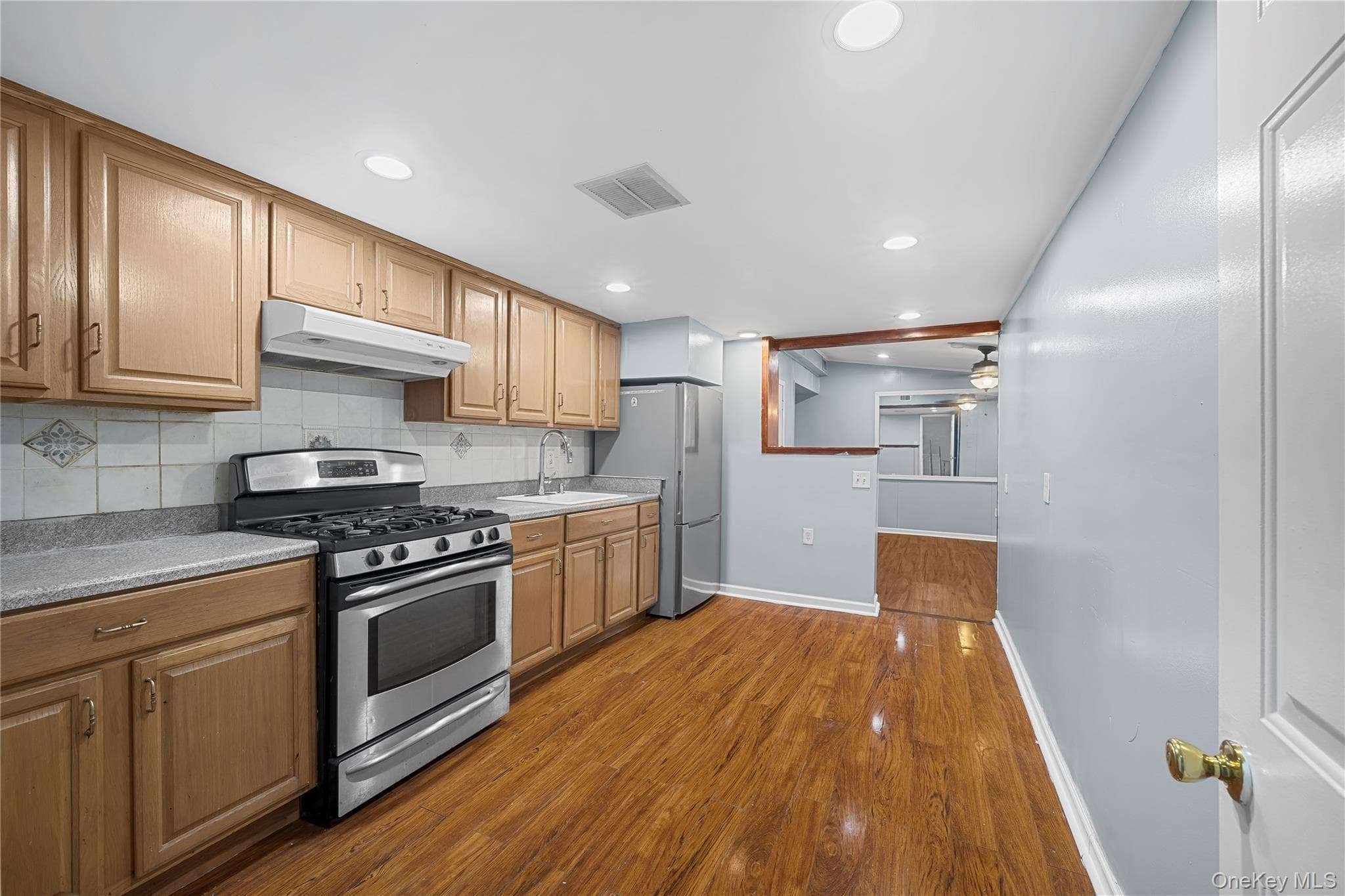 318 W 16th Street thumbnail 21