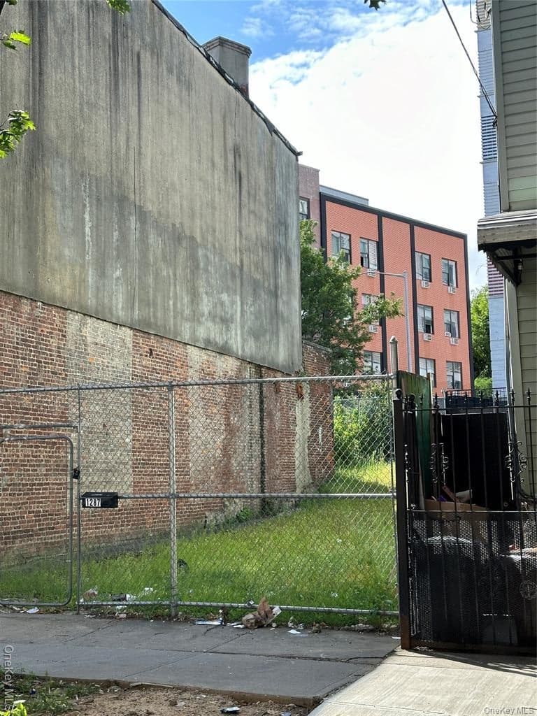 1287 Shakespeare Avenue thumbnail 2