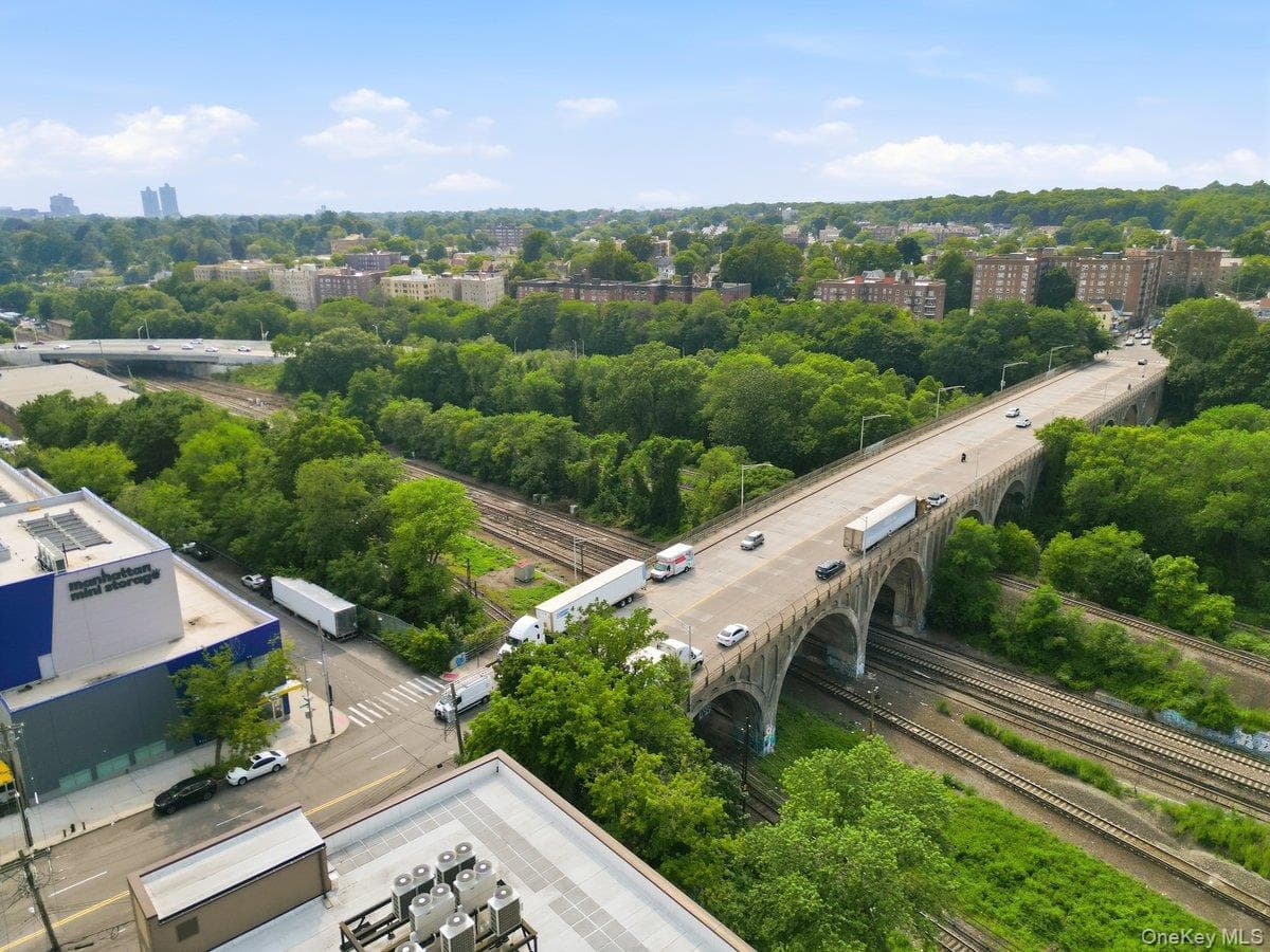 4412 Bronx Boulevard thumbnail 3