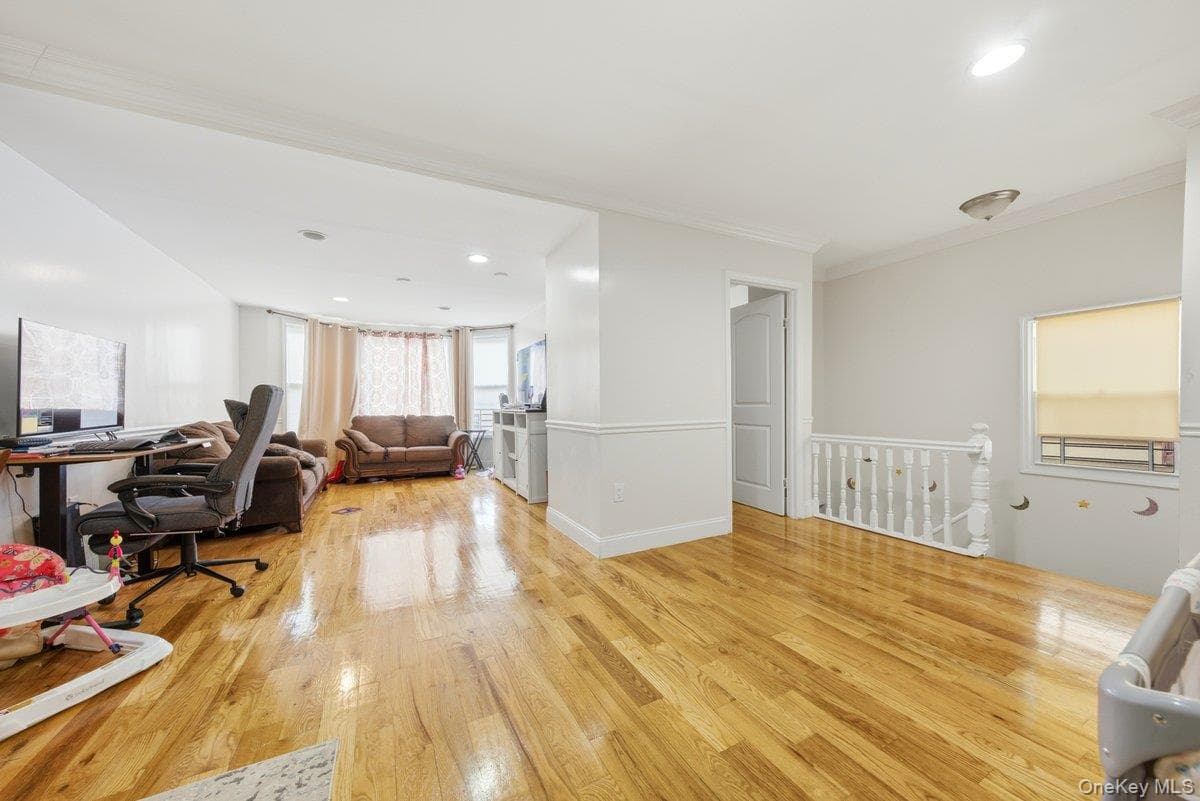 4412 Bronx Boulevard thumbnail 7