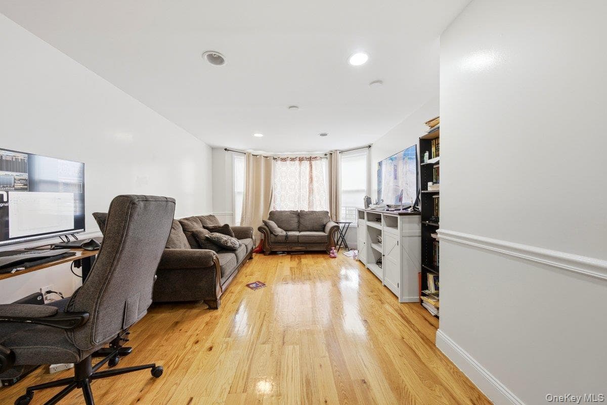 4412 Bronx Boulevard thumbnail 5