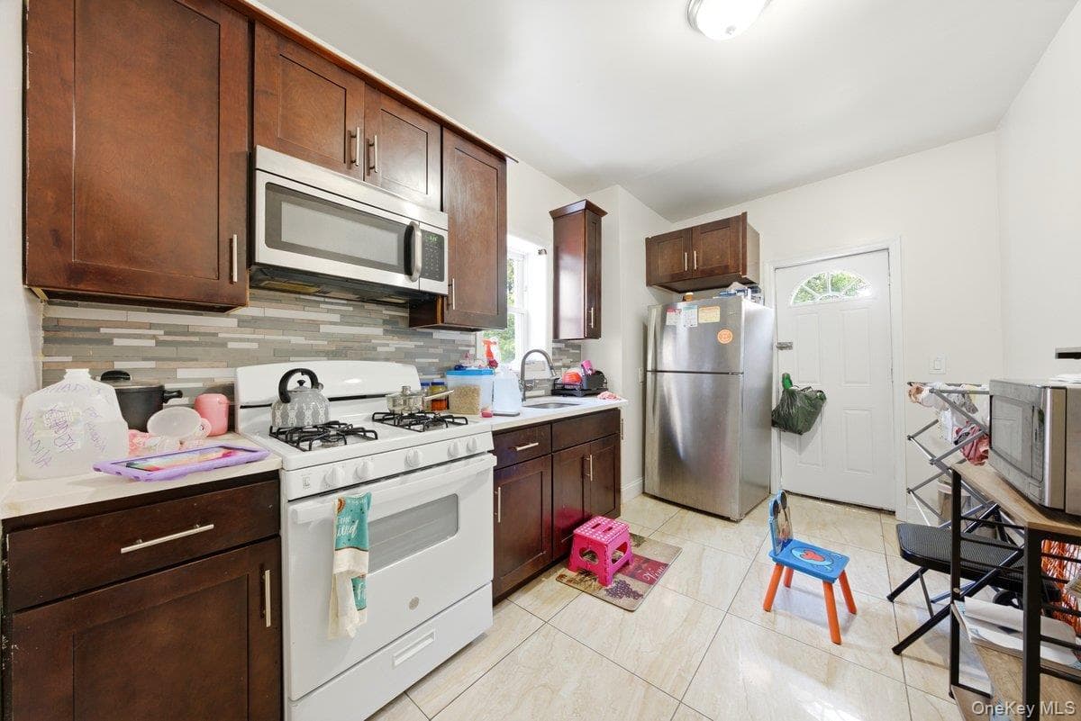 4412 Bronx Boulevard thumbnail 11
