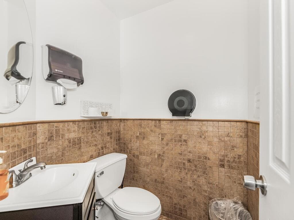 115 E 39th Street thumbnail 14