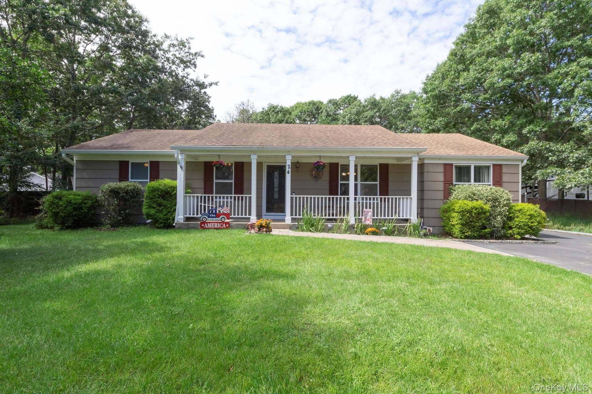 24 Evergreen Drive, Manorville