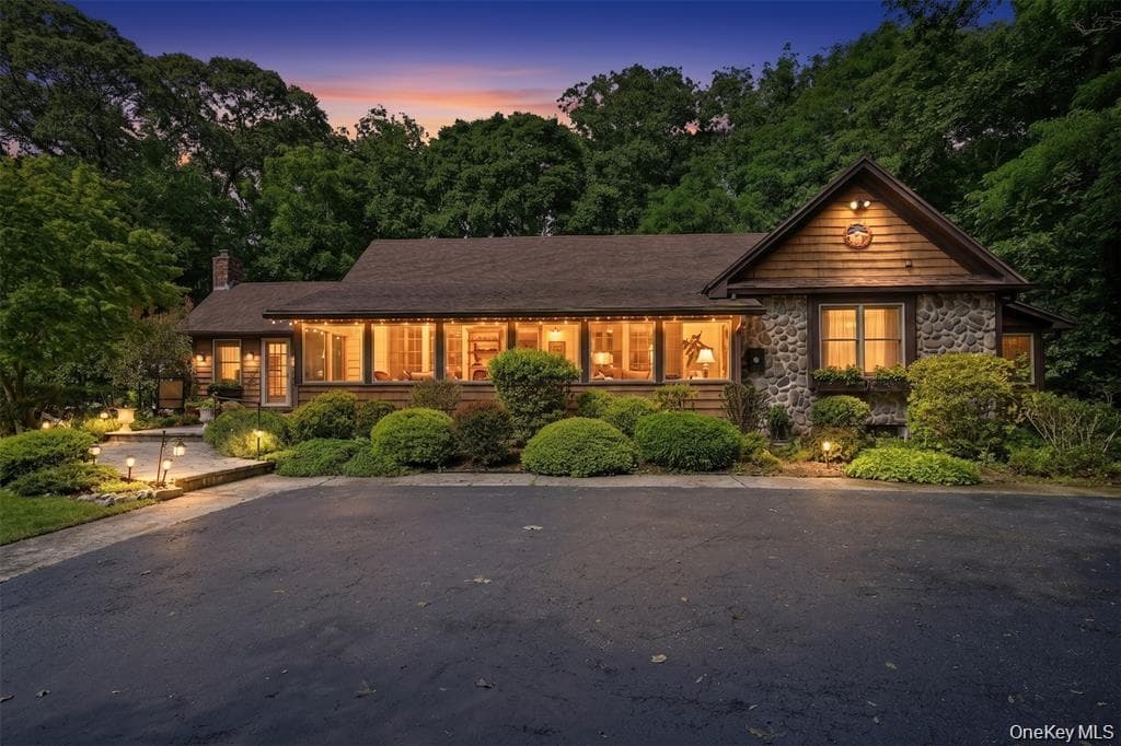 2064 N Country Road, Wading River