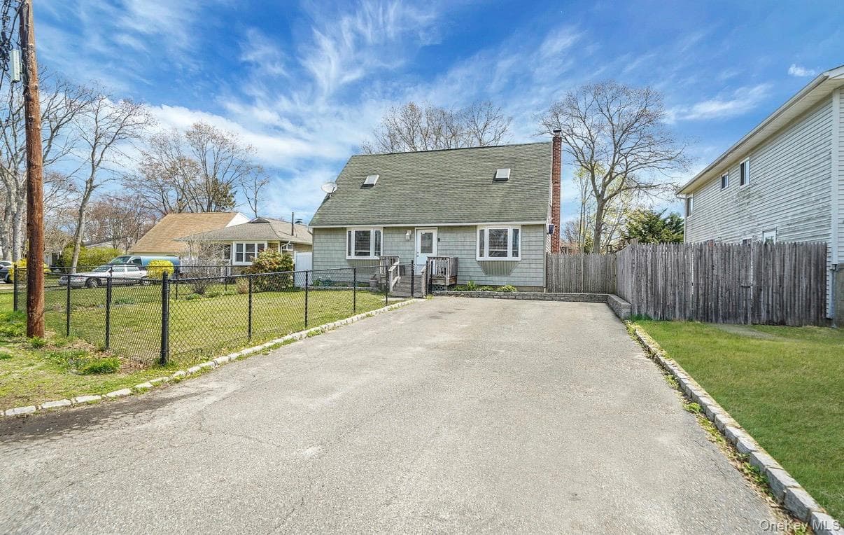 15 Maplewood Drive, Shirley