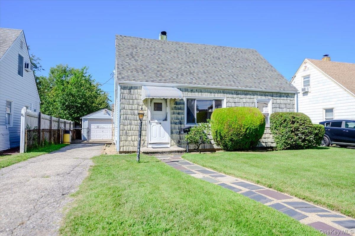 1258 Waverly Street photo 1