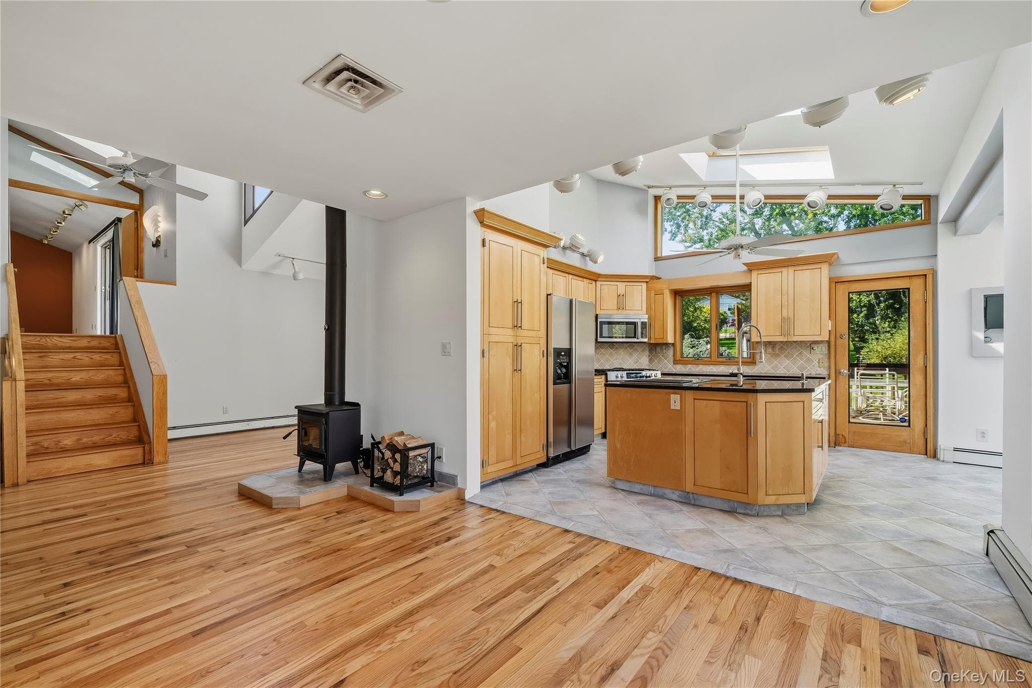 102 Neptune Drive thumbnail 8