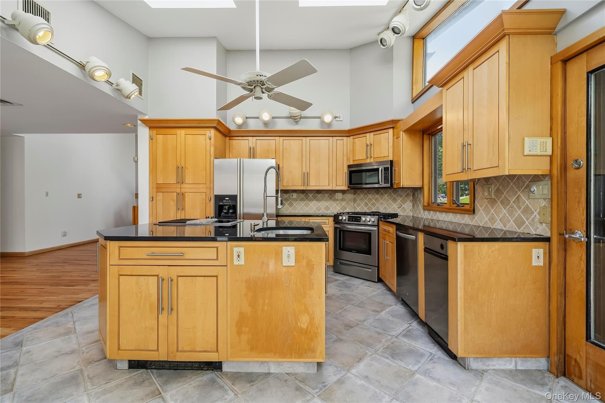 102 Neptune Drive thumbnail 9