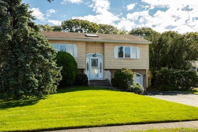 45 Rudder Drive, Holtsville