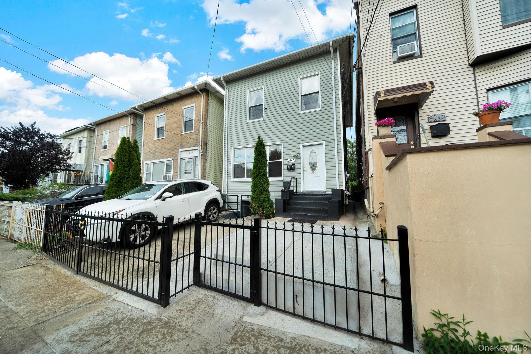 2240 Quimby Avenue thumbnail 2