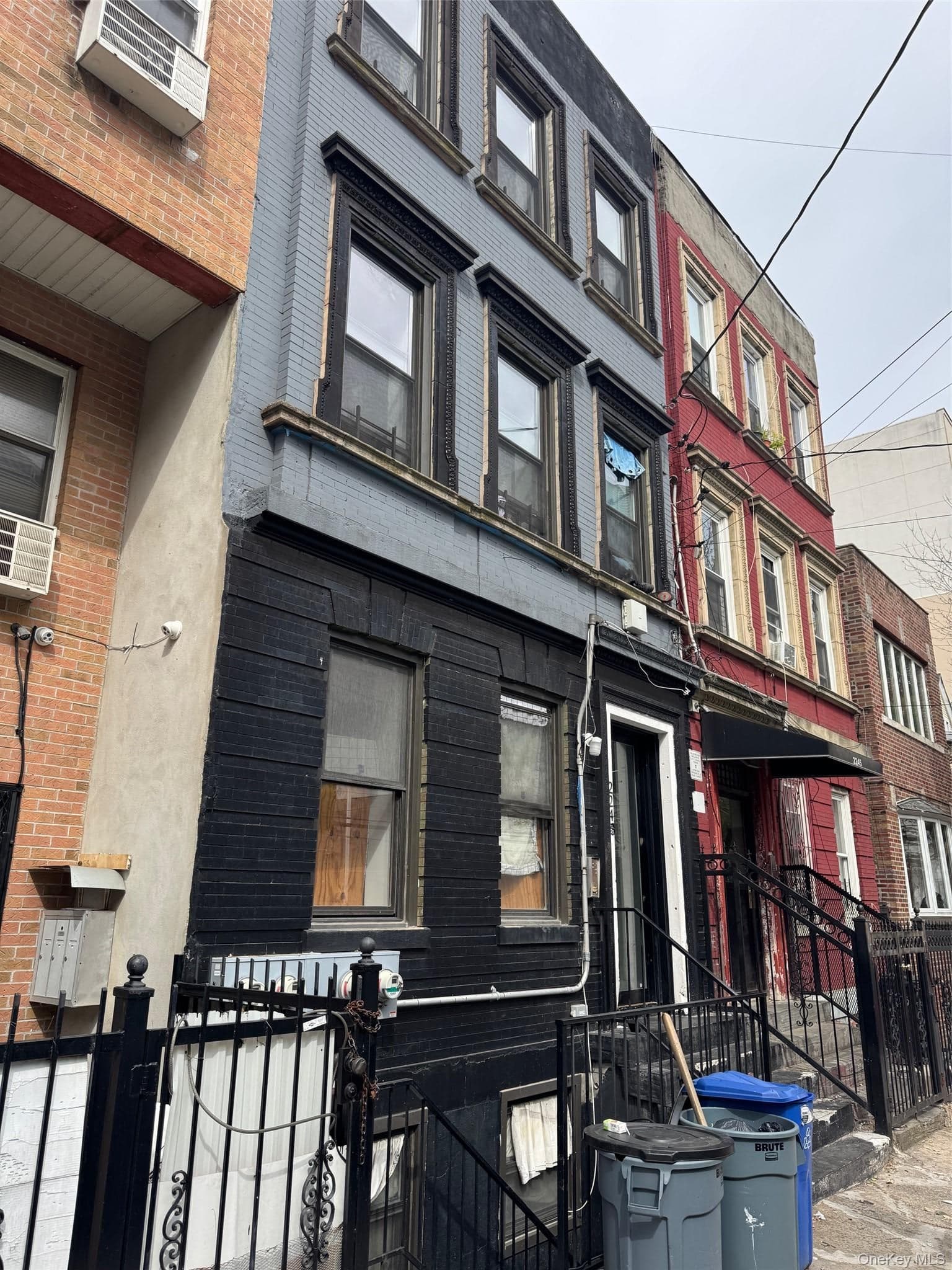 2243 Bathgate Avenue thumbnail 3