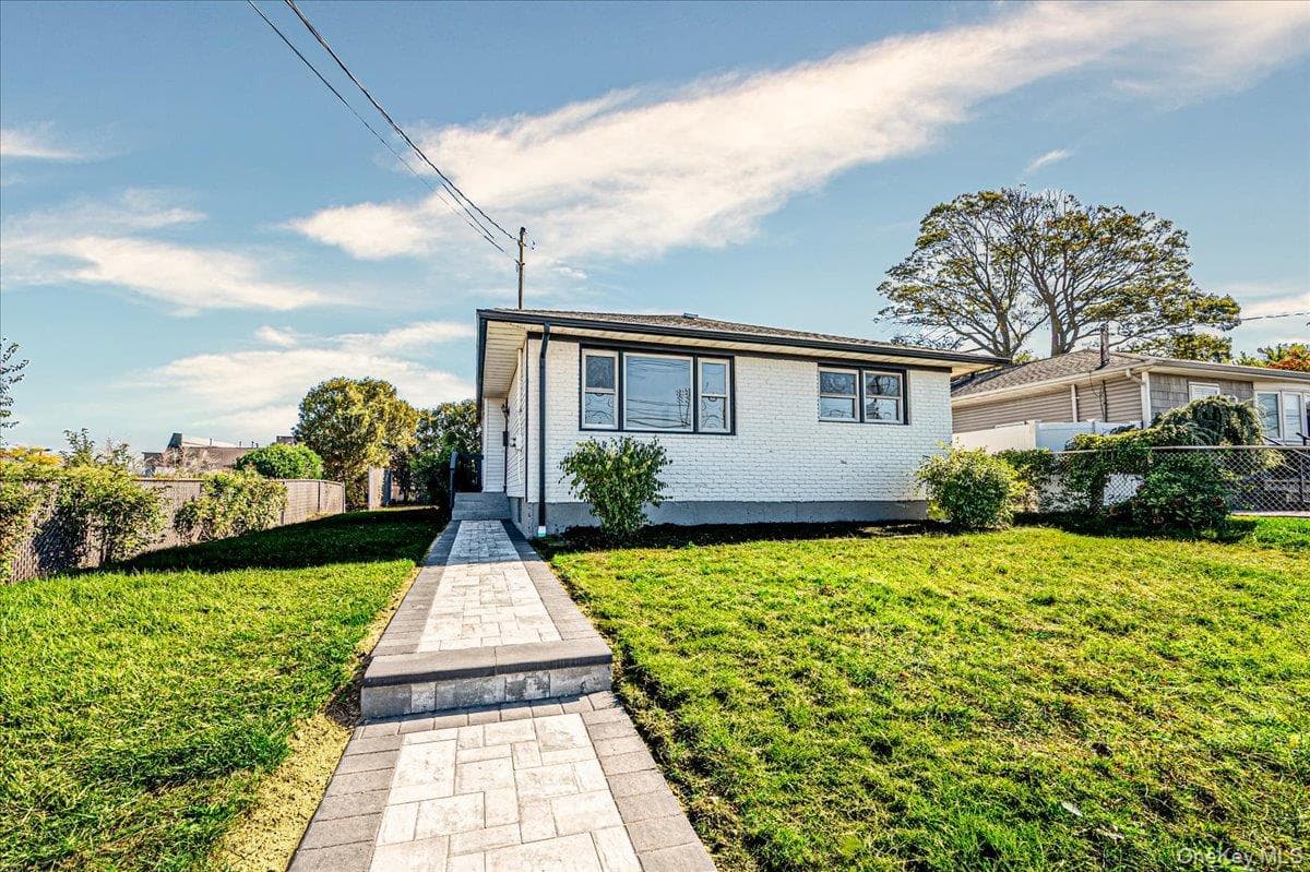 53 N 1st ST, Deer Park