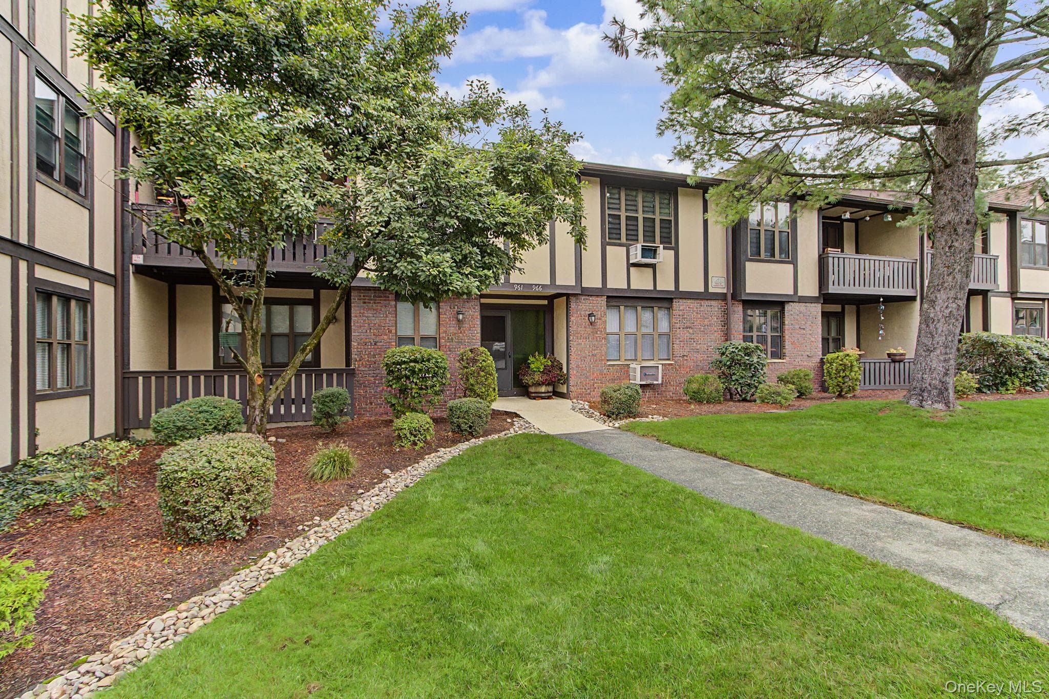 962 Sierra Vista Lane thumbnail 3