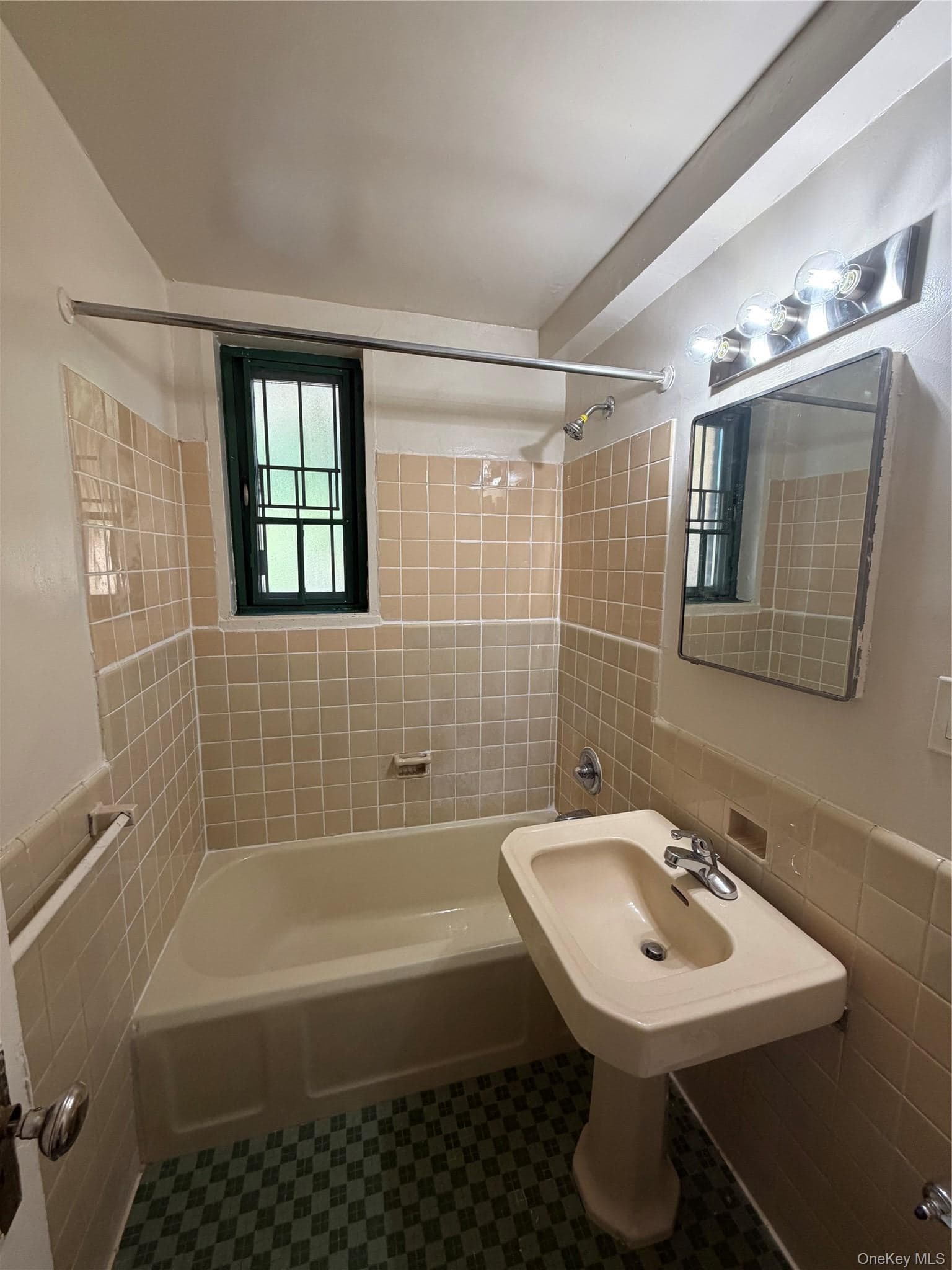 1595 Metropolitan Avenue Unit: 3B thumbnail 3