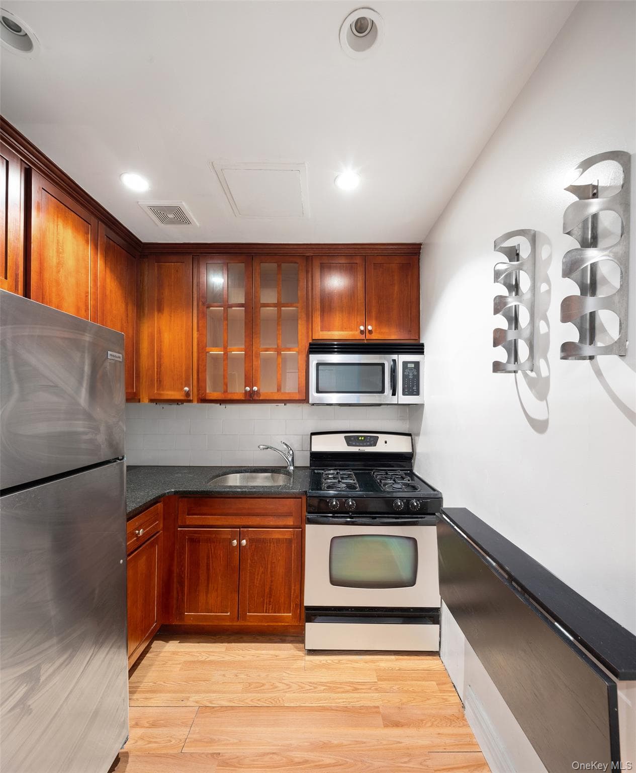 495 E 7th Street Unit: 1J thumbnail 4