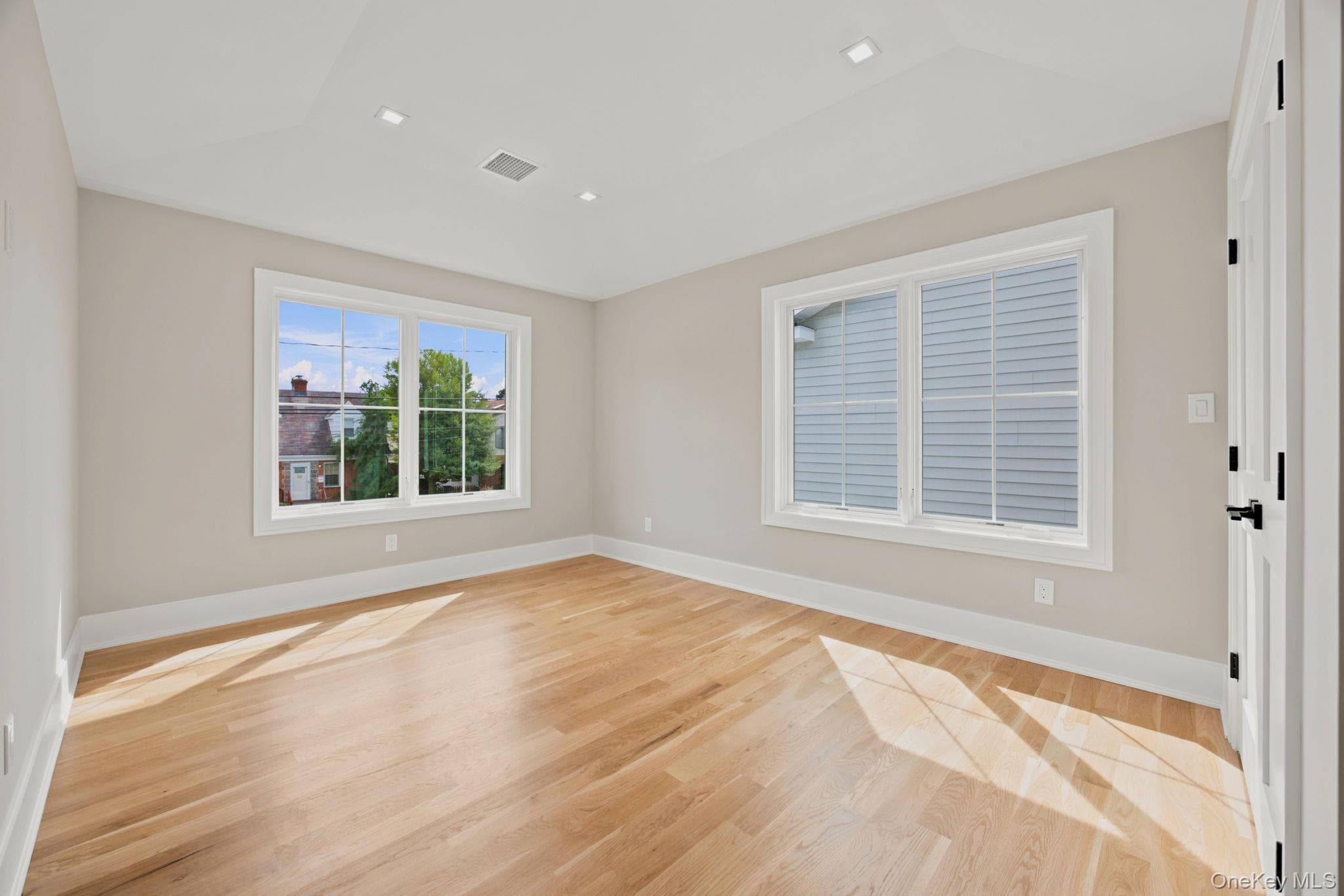 404 Langley Avenue thumbnail 19