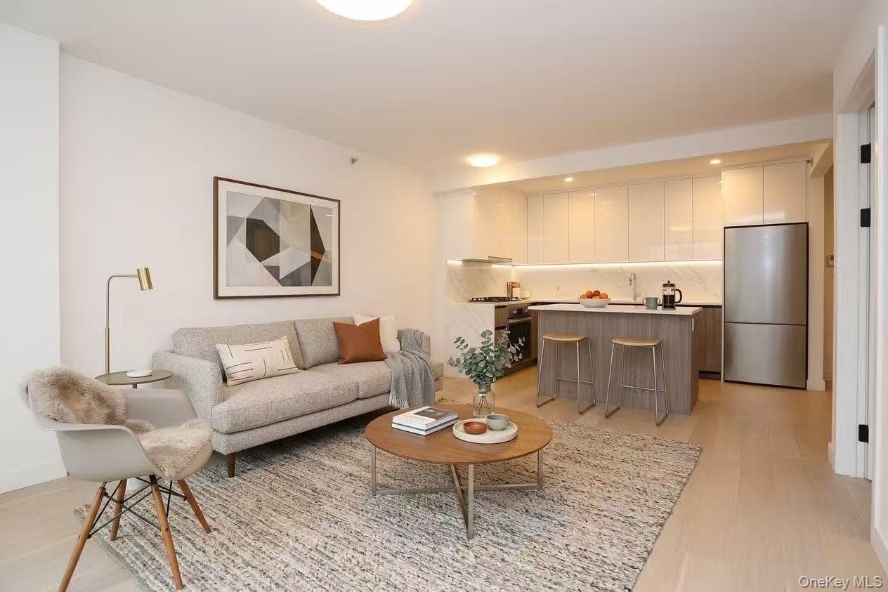 14449 S Northern Boulevard Unit: 412 thumbnail 2