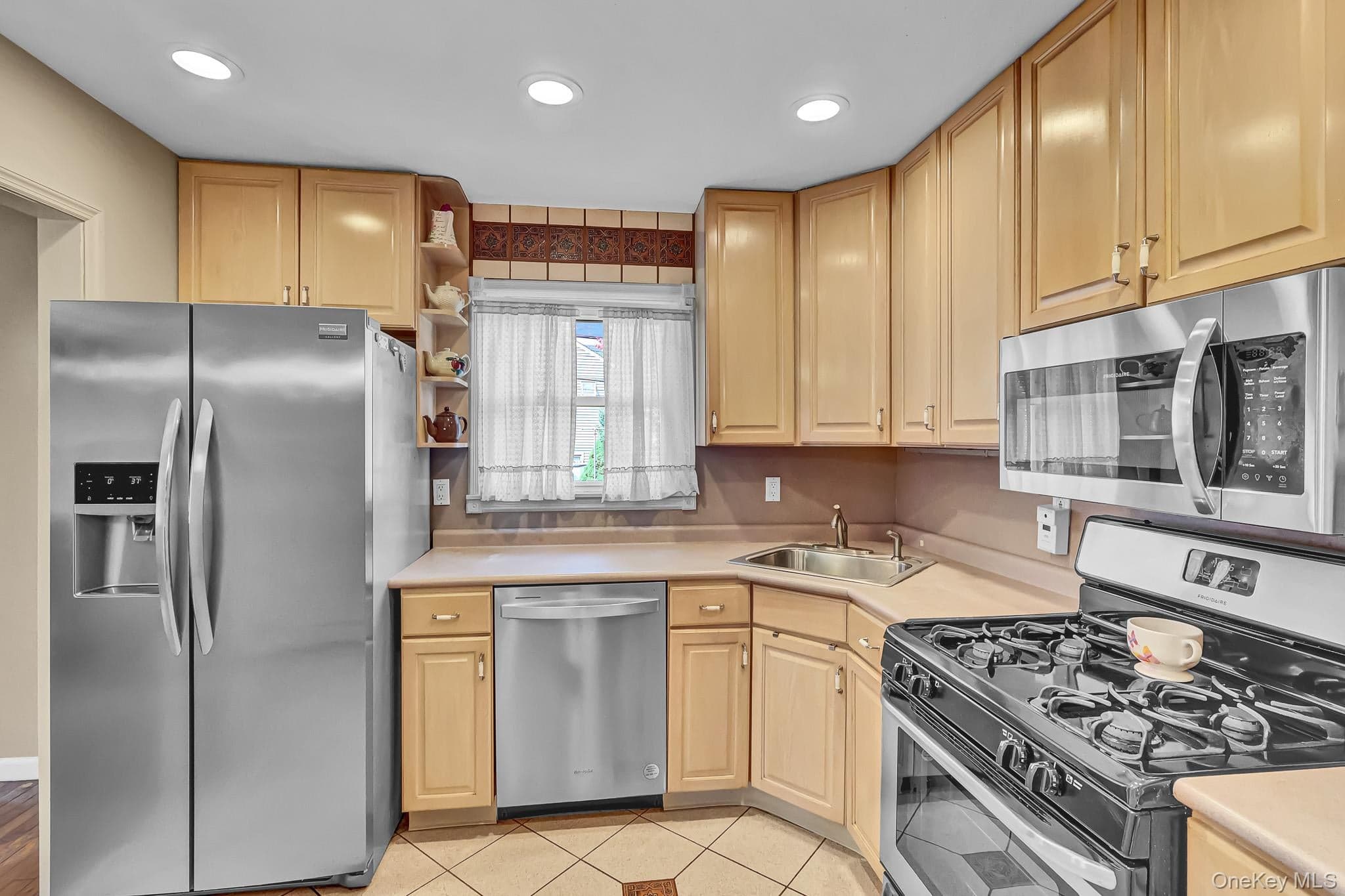 948 Simon Place thumbnail 16