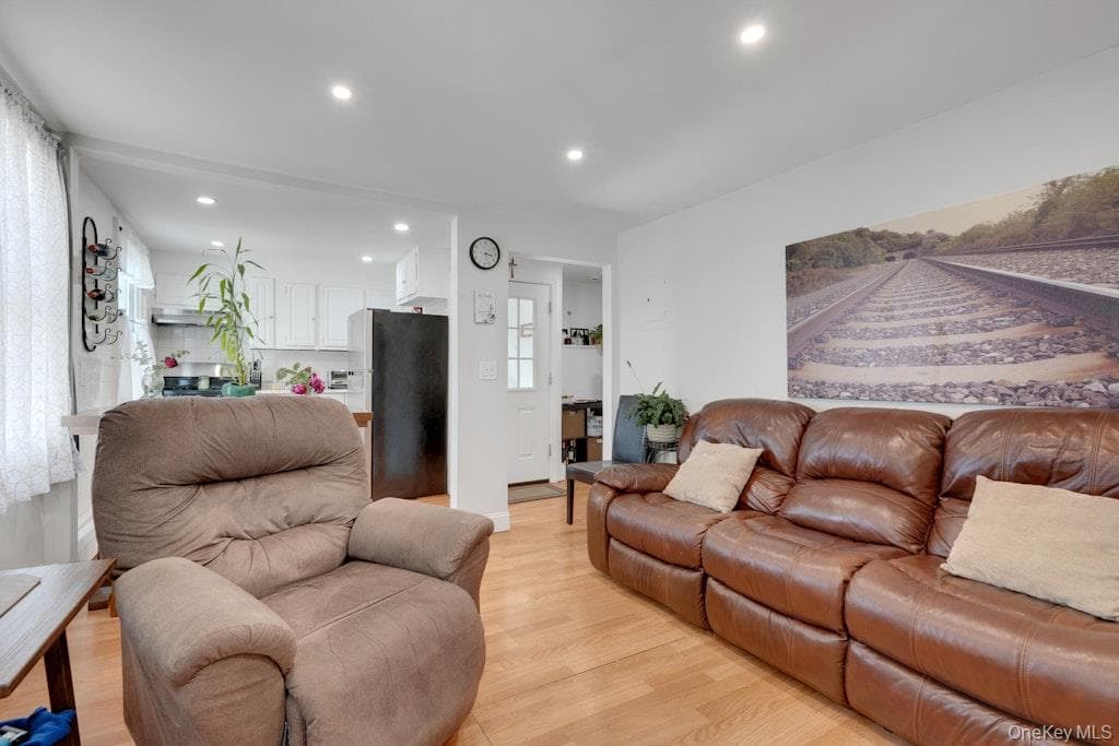 144 Beekman Avenue thumbnail 16