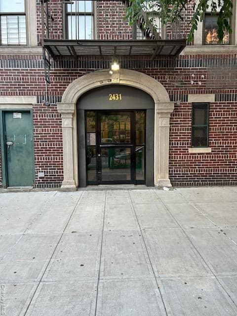 2431 Crotona Avenue thumbnail 2