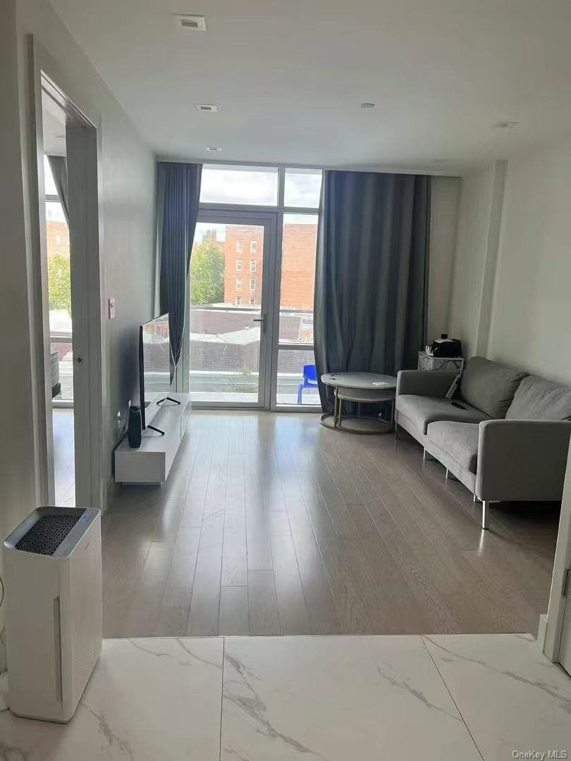 4162 Bowne Street Unit: 14E thumbnail 2