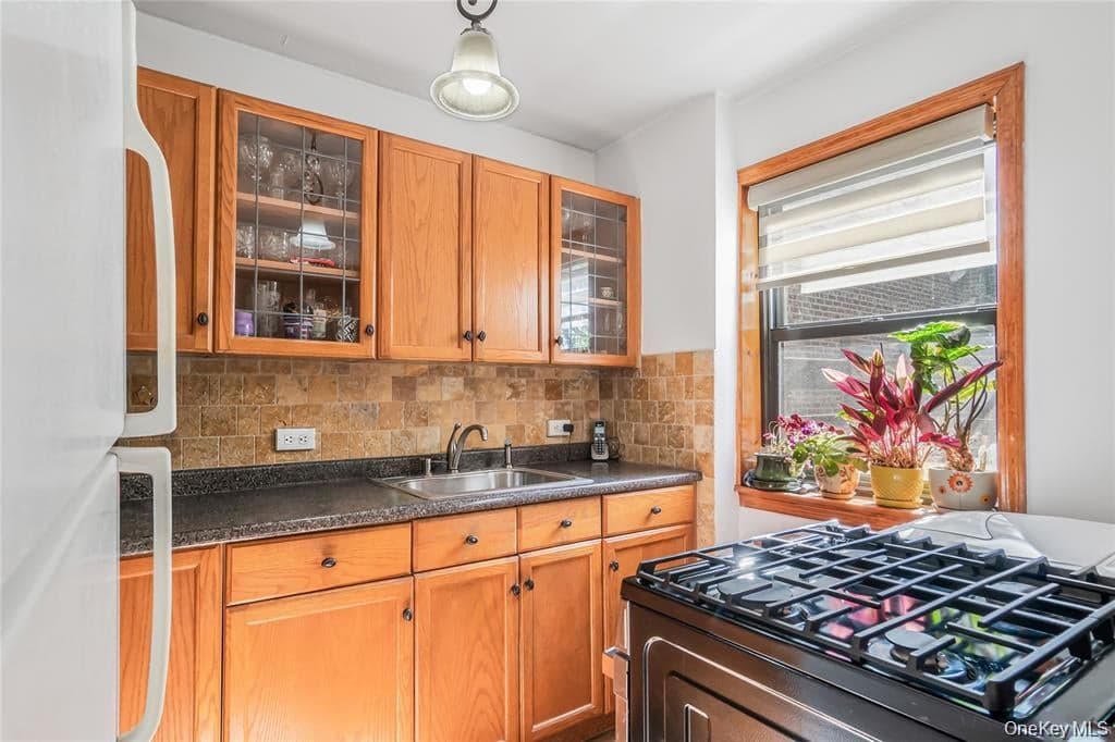 218-12 43rd Avenue Unit: 2E, Bayside