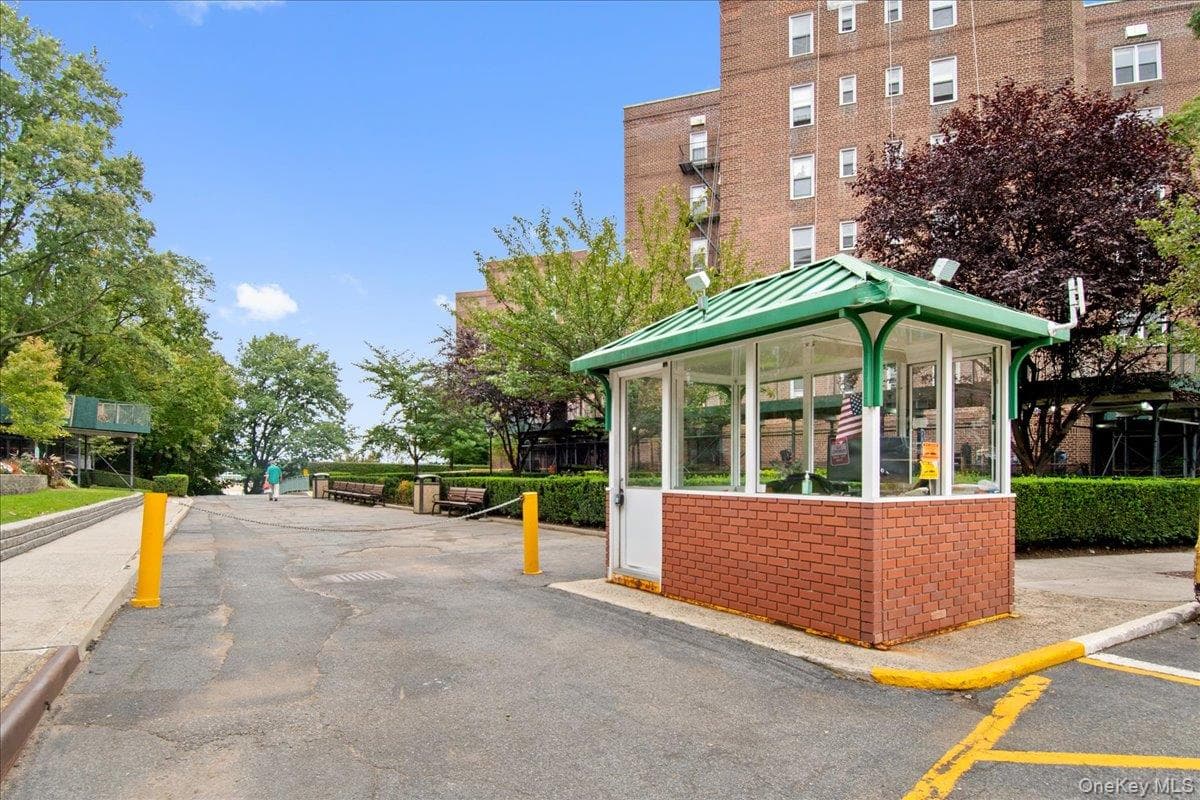 5635 Netherland Avenue Unit: 2C thumbnail 11