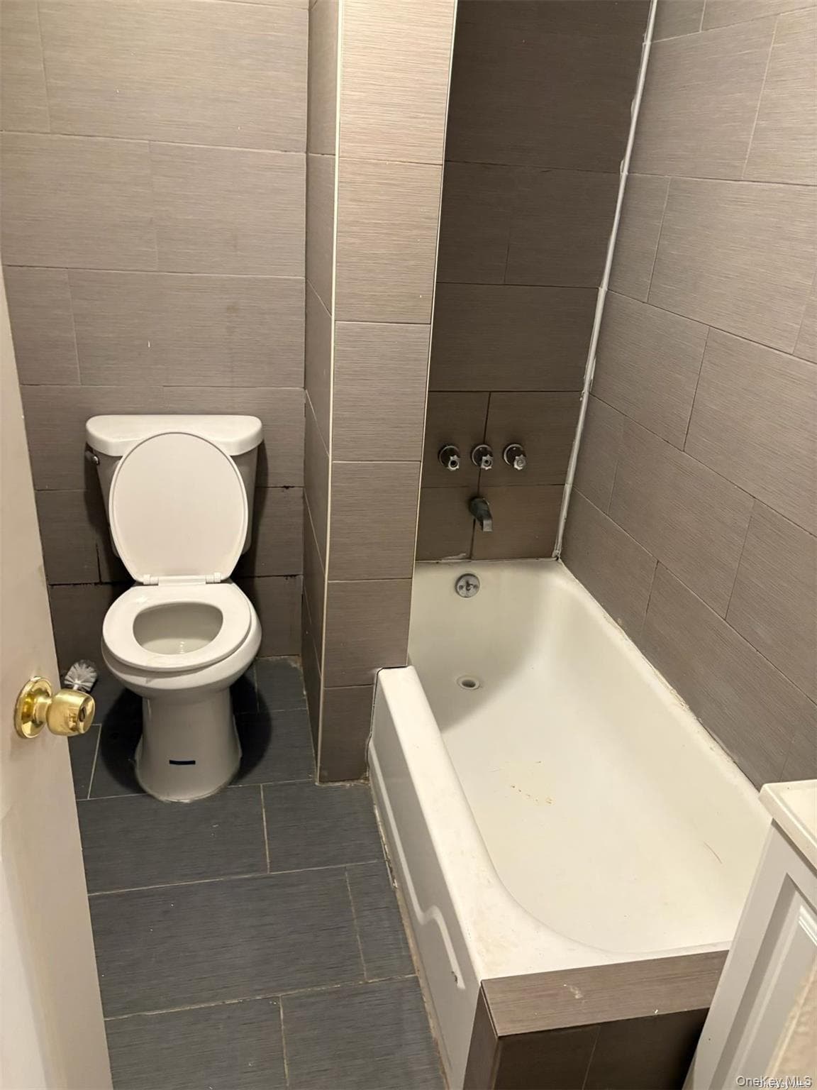 686 E 223rd Street Unit: B thumbnail 9