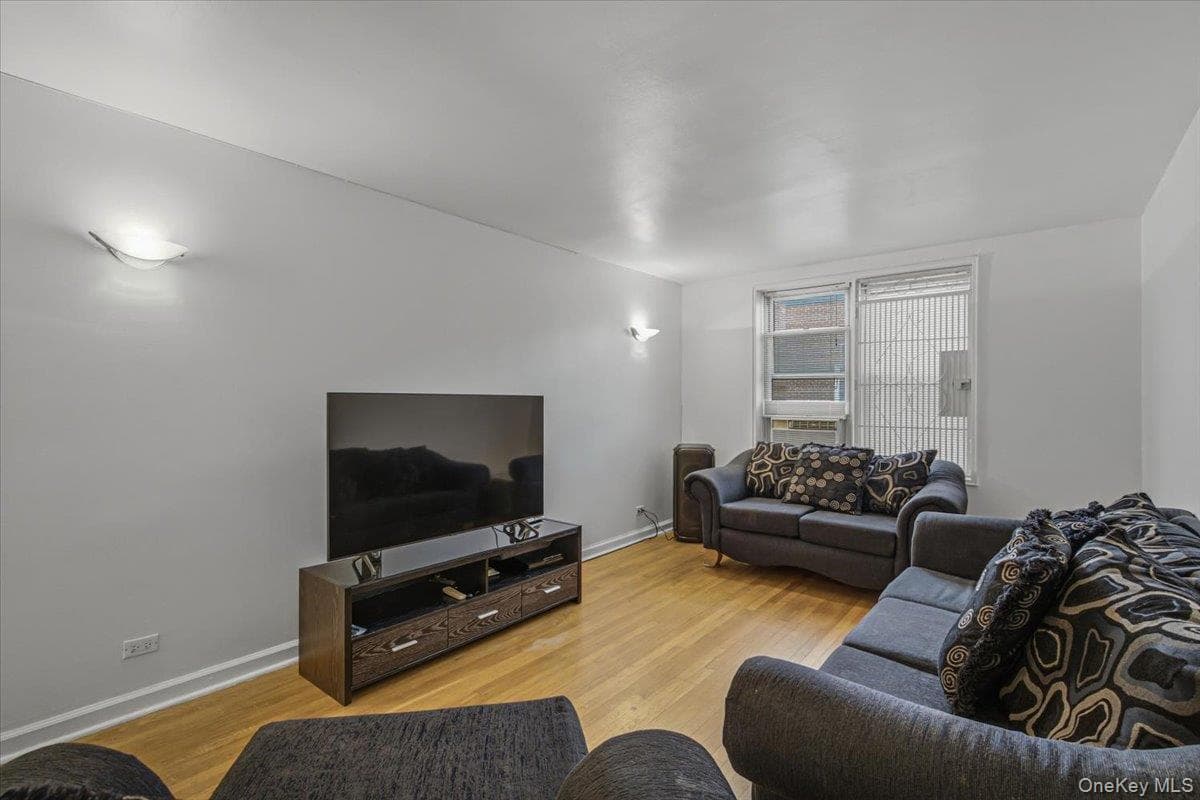 2107 Wallace Ave Wallace AVE Unit: 6A thumbnail 4