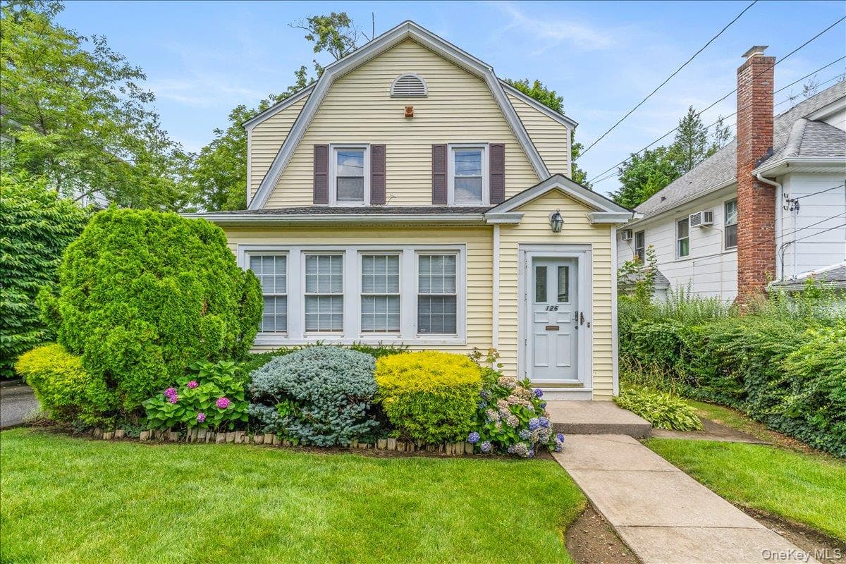 126 Hampshire Road, Great Neck