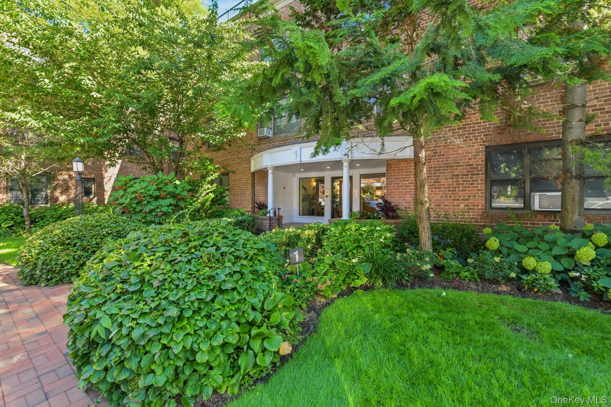 1 Town House Place Unit: 2L, Great Neck