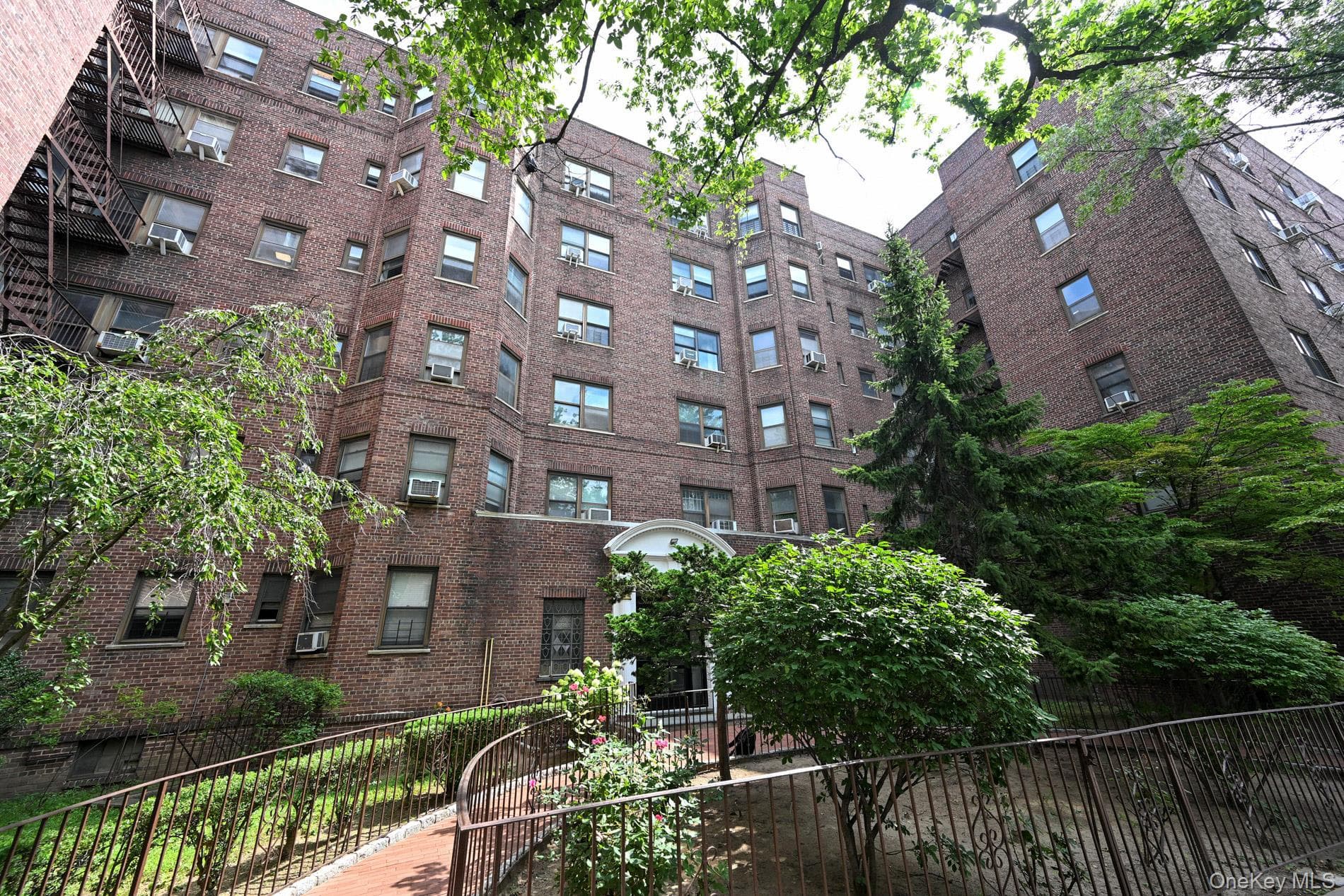 61-41 Saunders Street Unit: B25 photo 1