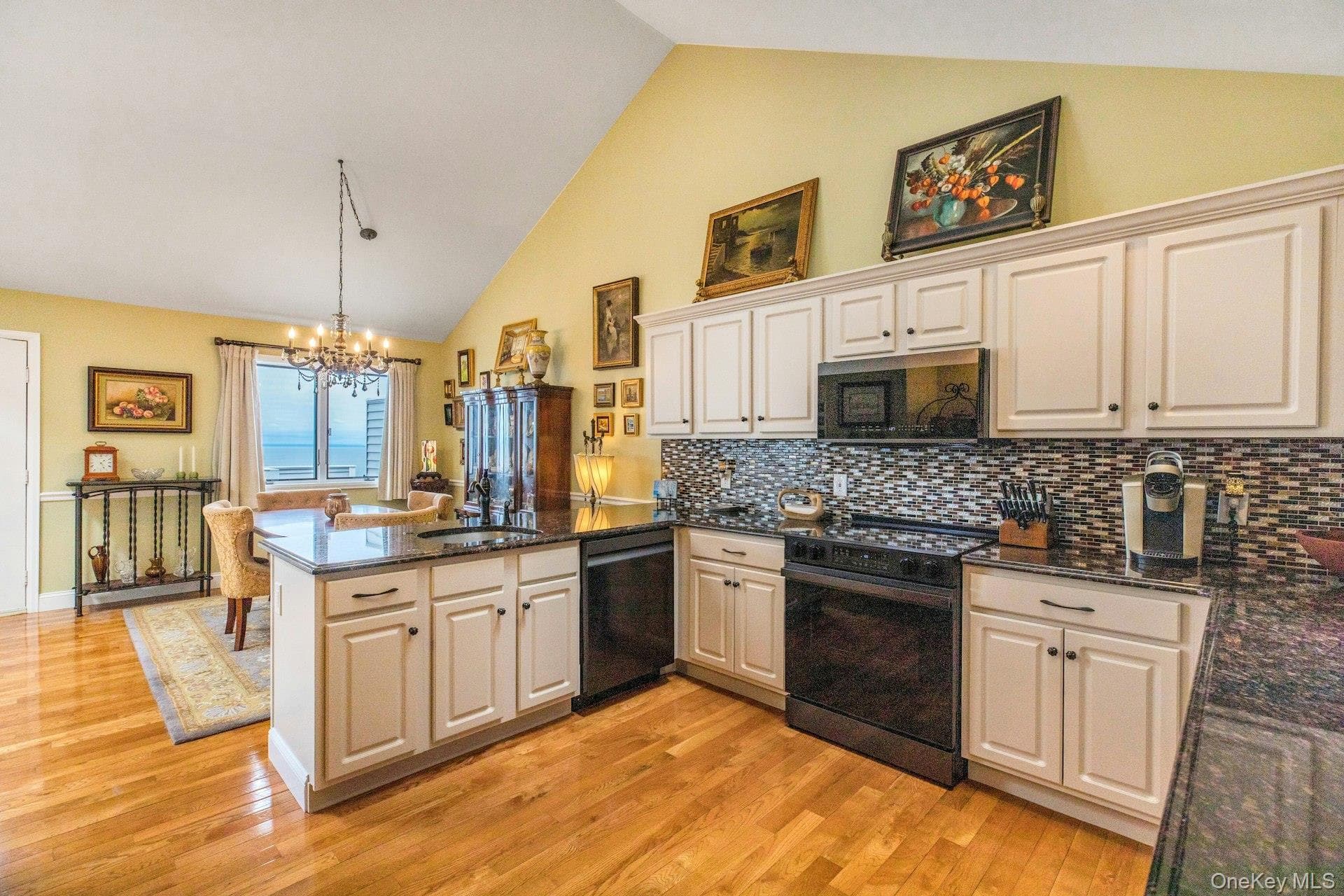3104 Bluffs Drive thumbnail 14