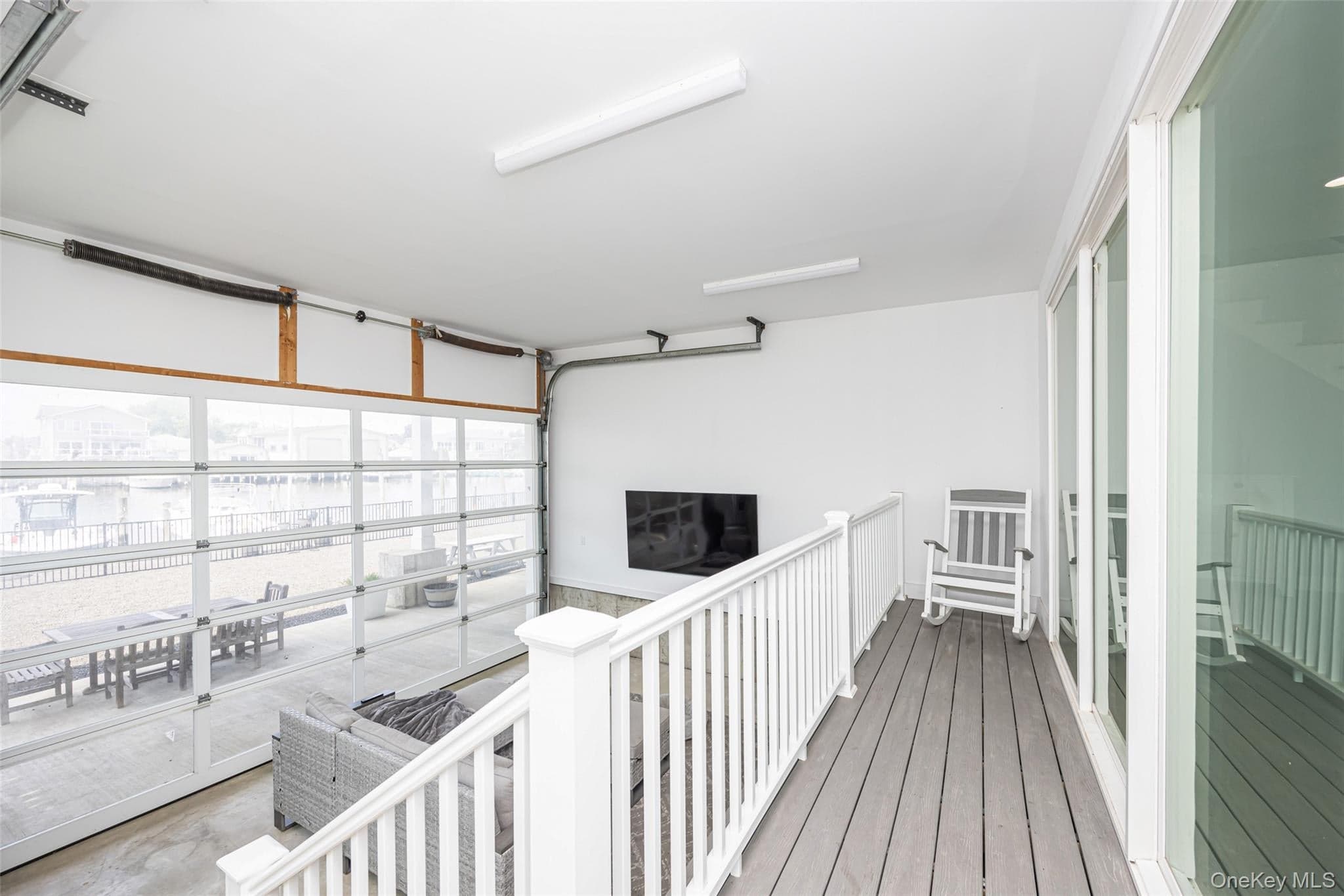 390 E Shore Road thumbnail 16