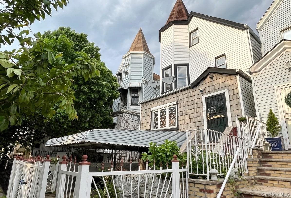 1542 Saint Lawrence Avenue thumbnail 2