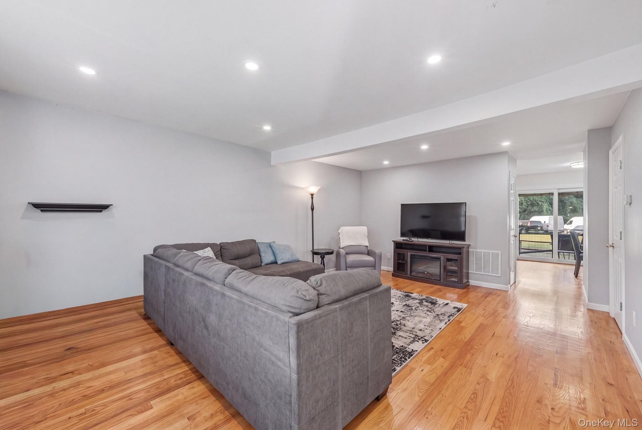 42 Gladys Drive thumbnail 5