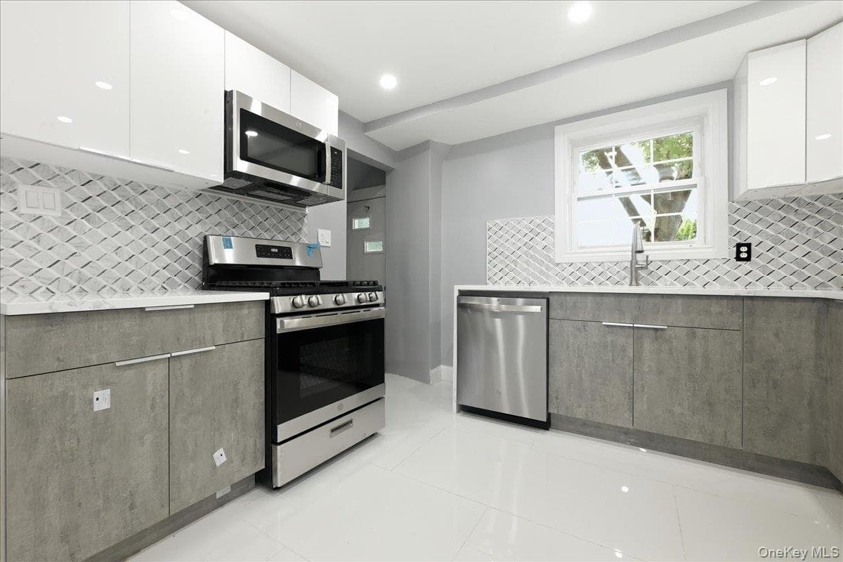 415 Leonard Boulevard thumbnail 9
